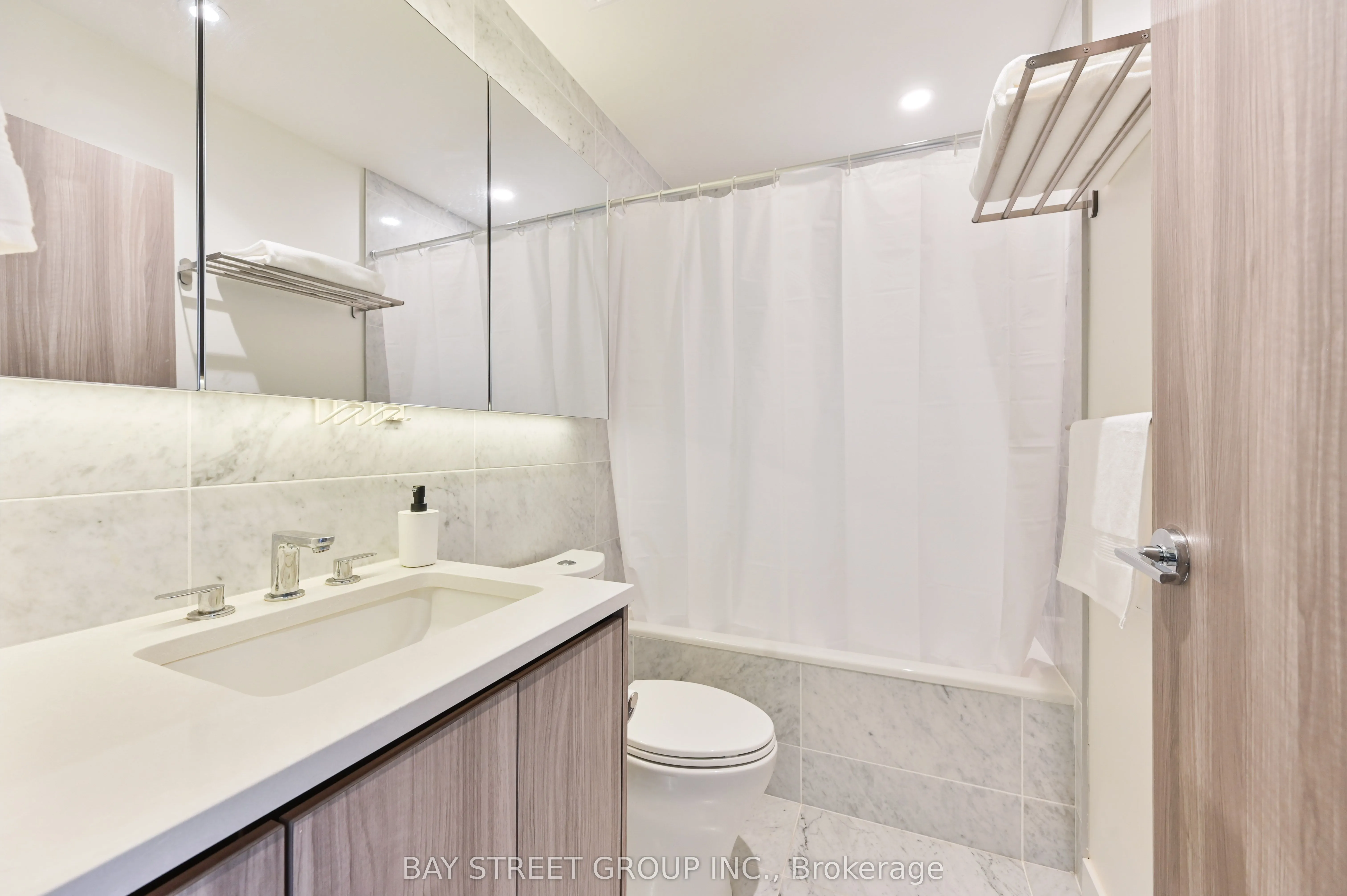 85 McMahon Drive, #Ph3808