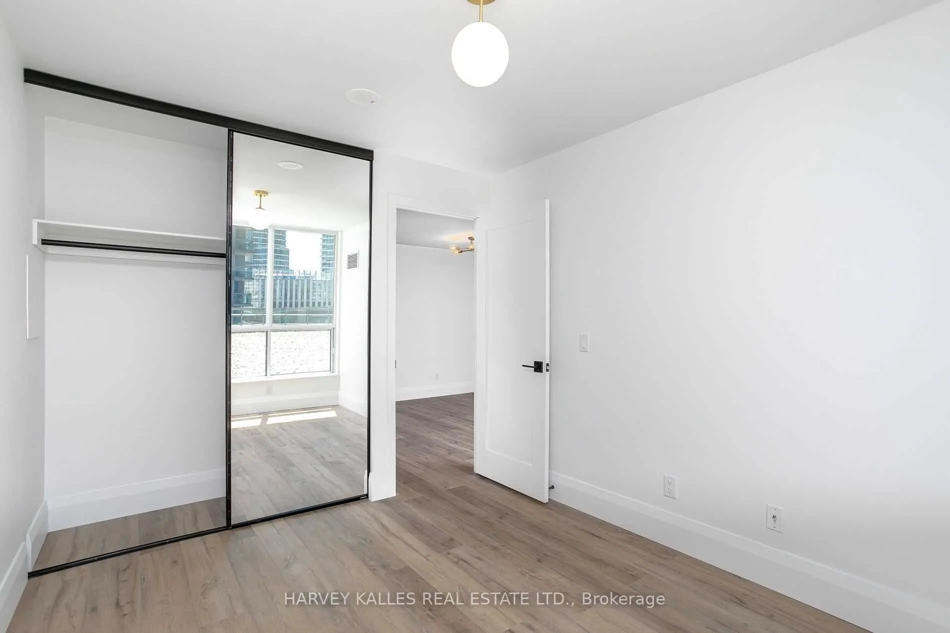 30 Grand Trunk Crescent, #310