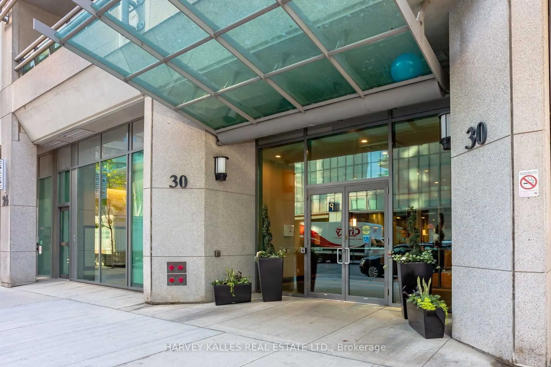 30 Grand Trunk Crescent, #310
