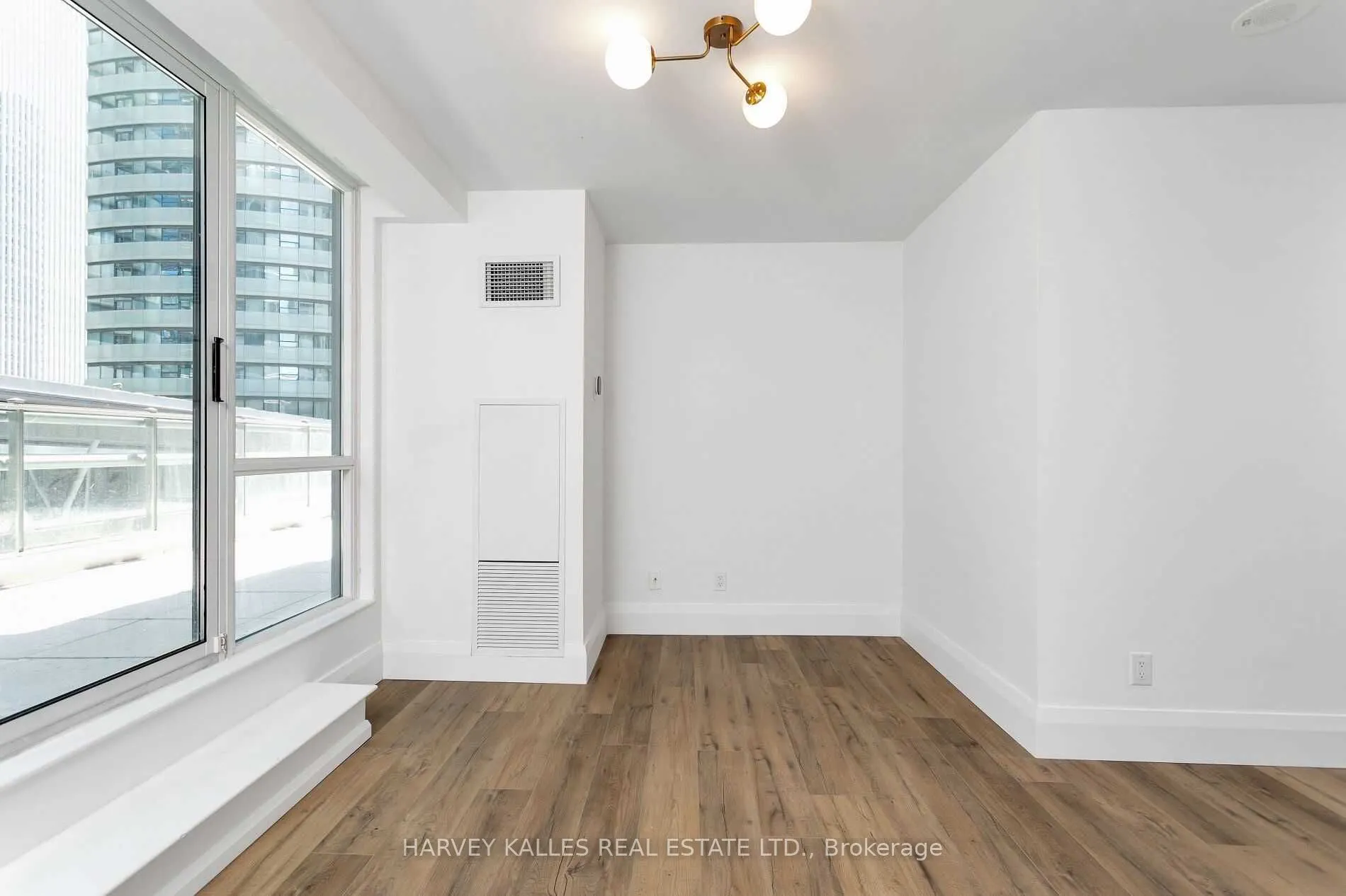 30 Grand Trunk Crescent, #310