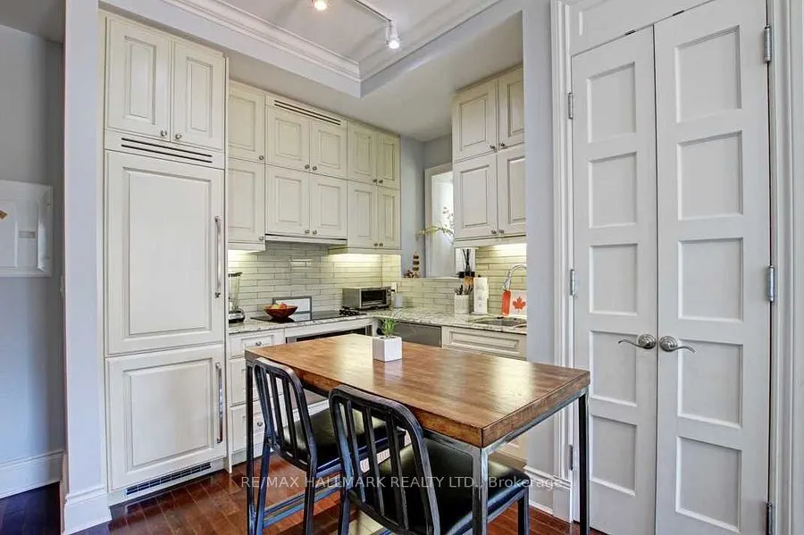 22 Leader Lane, #402
