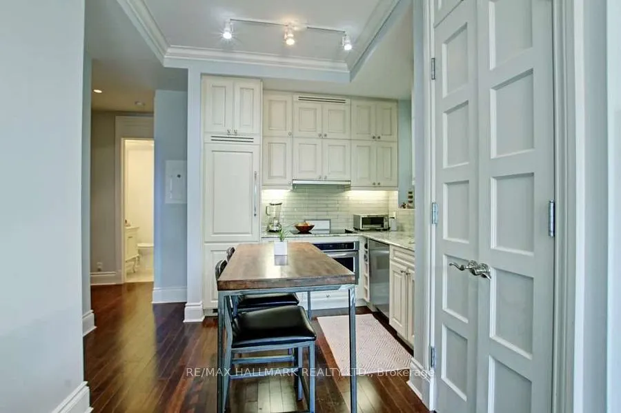 22 Leader Lane, #402