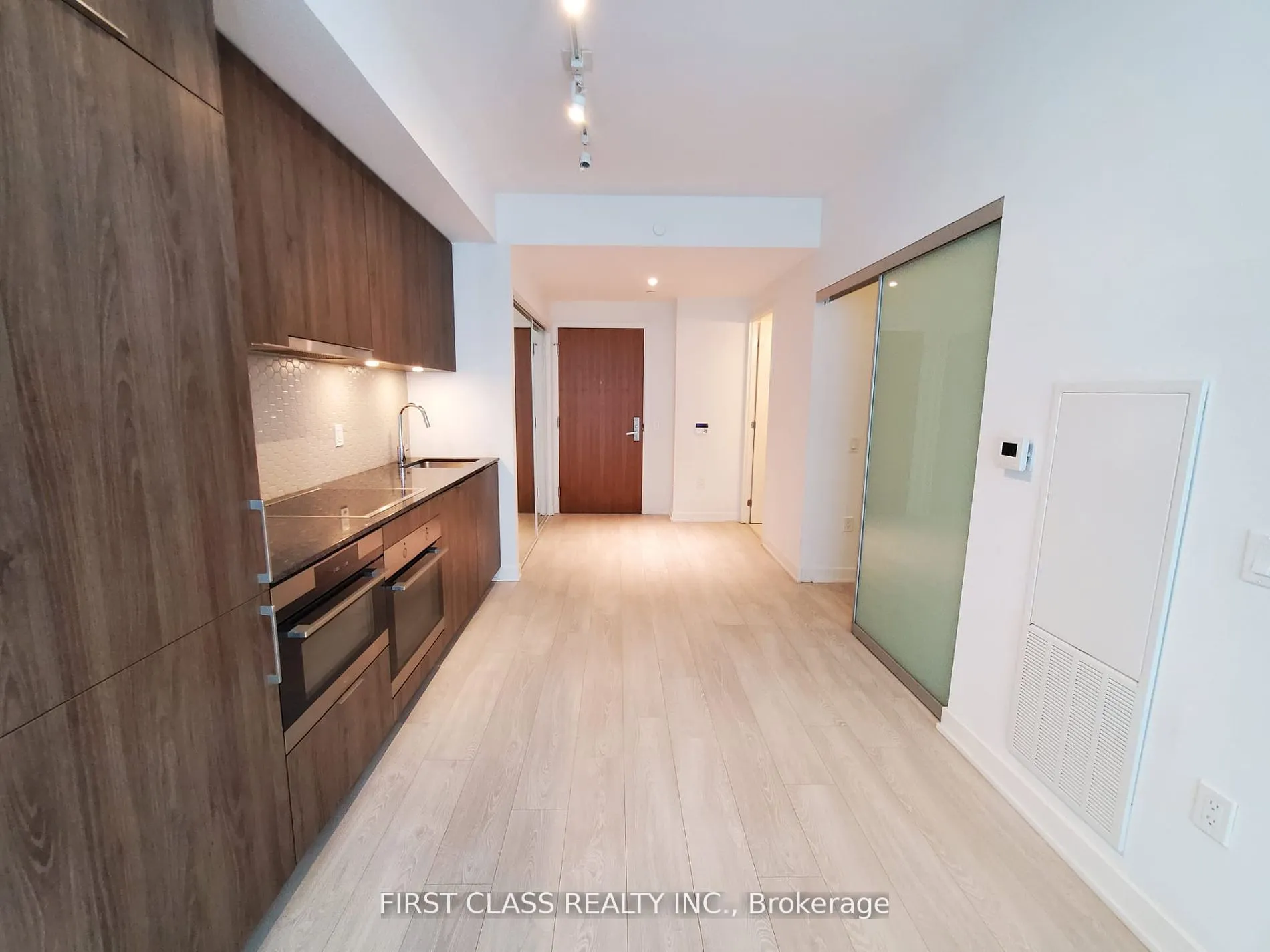 15 Queens Quay E #408