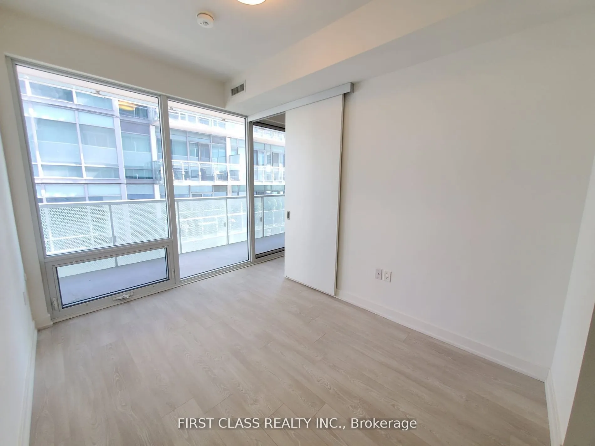 15 Queens Quay E #408