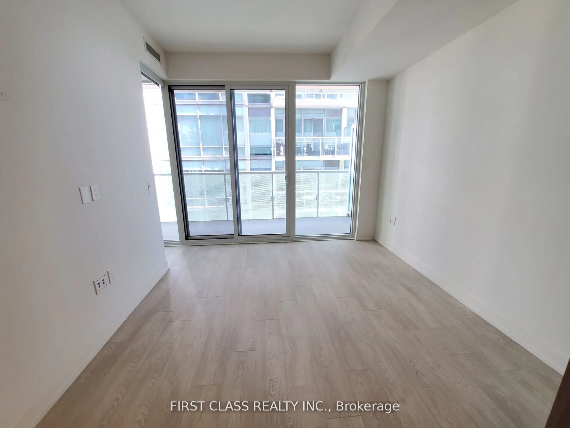 15 Queens Quay E #408