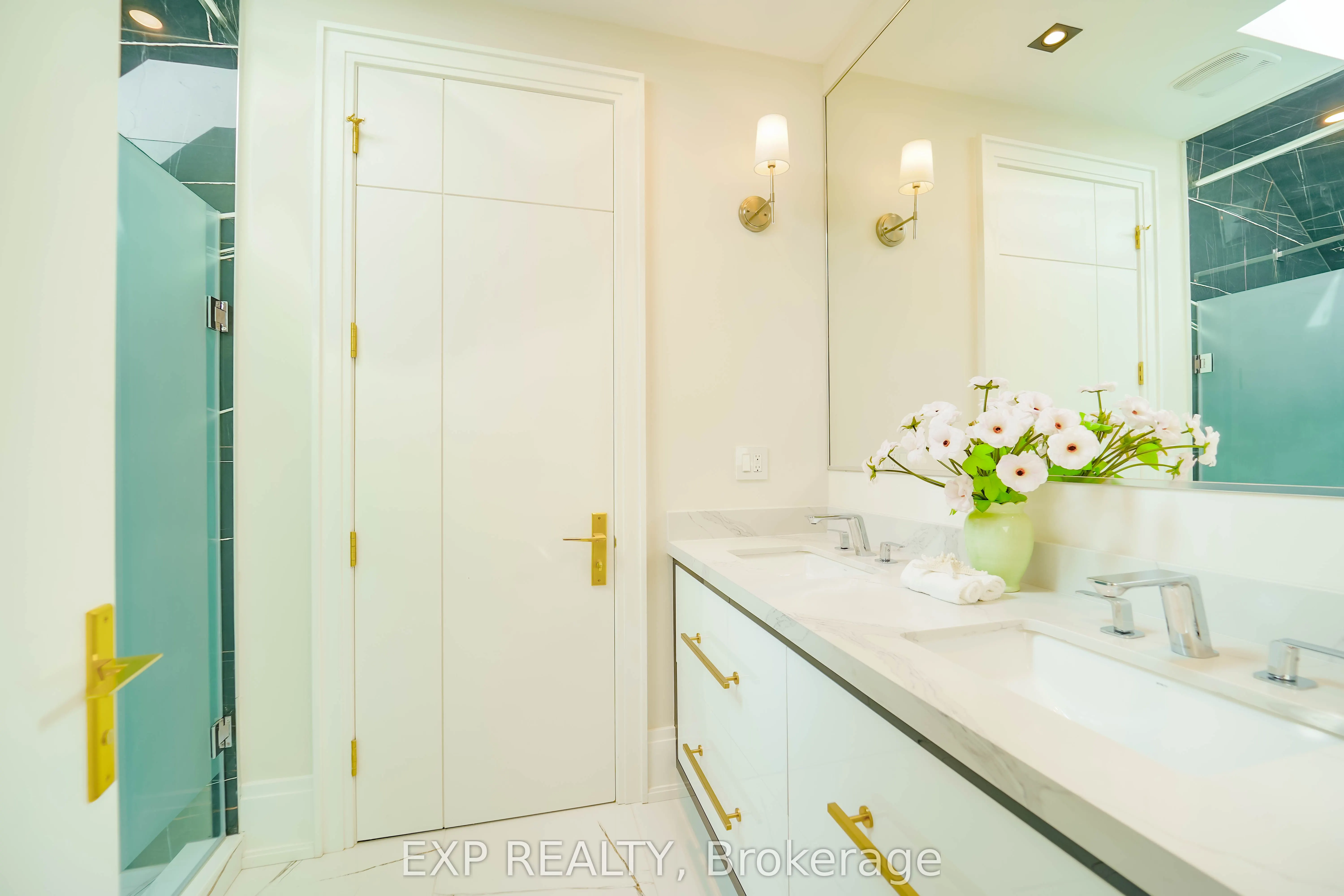 32 Athabaska Avenue