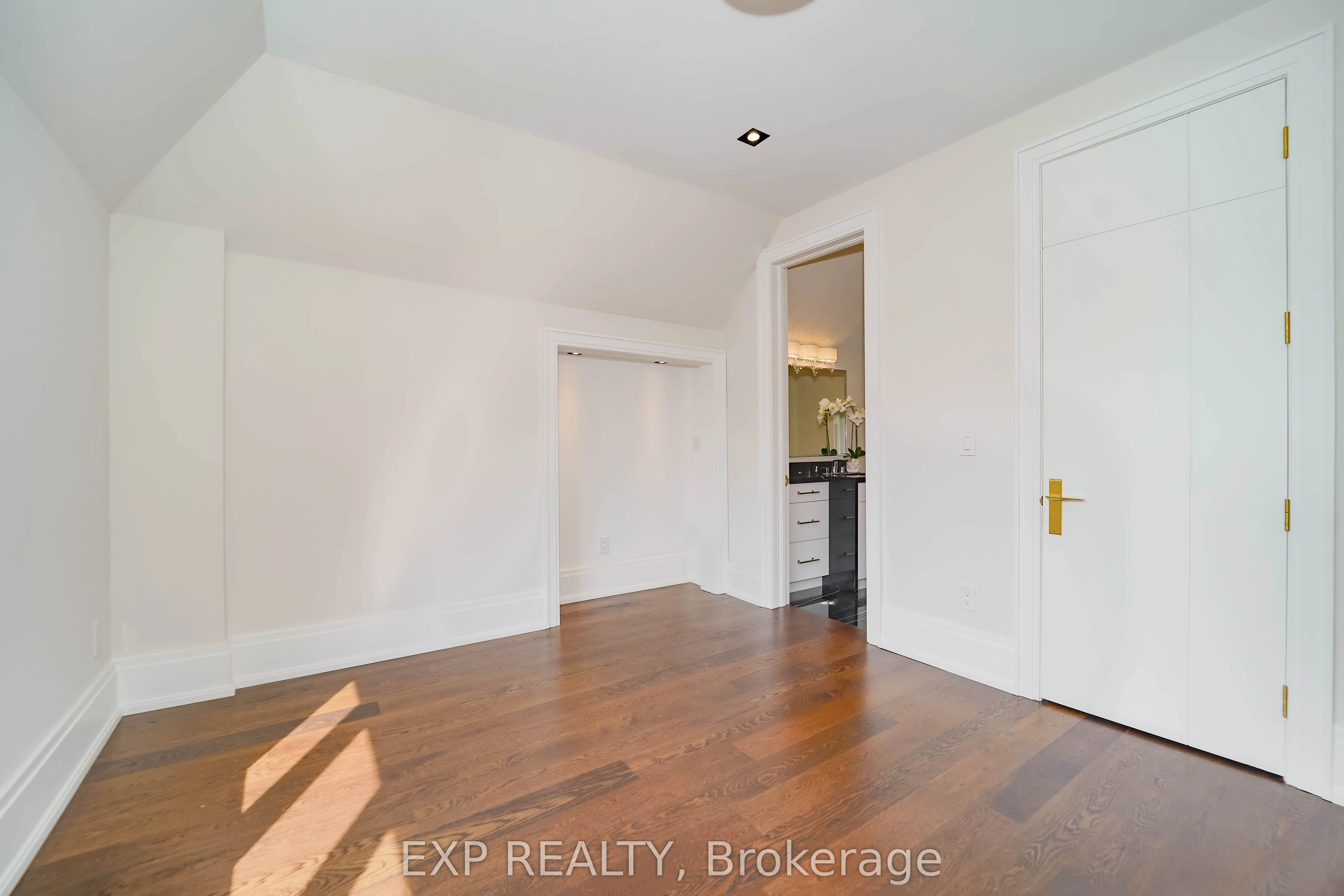 32 Athabaska Avenue