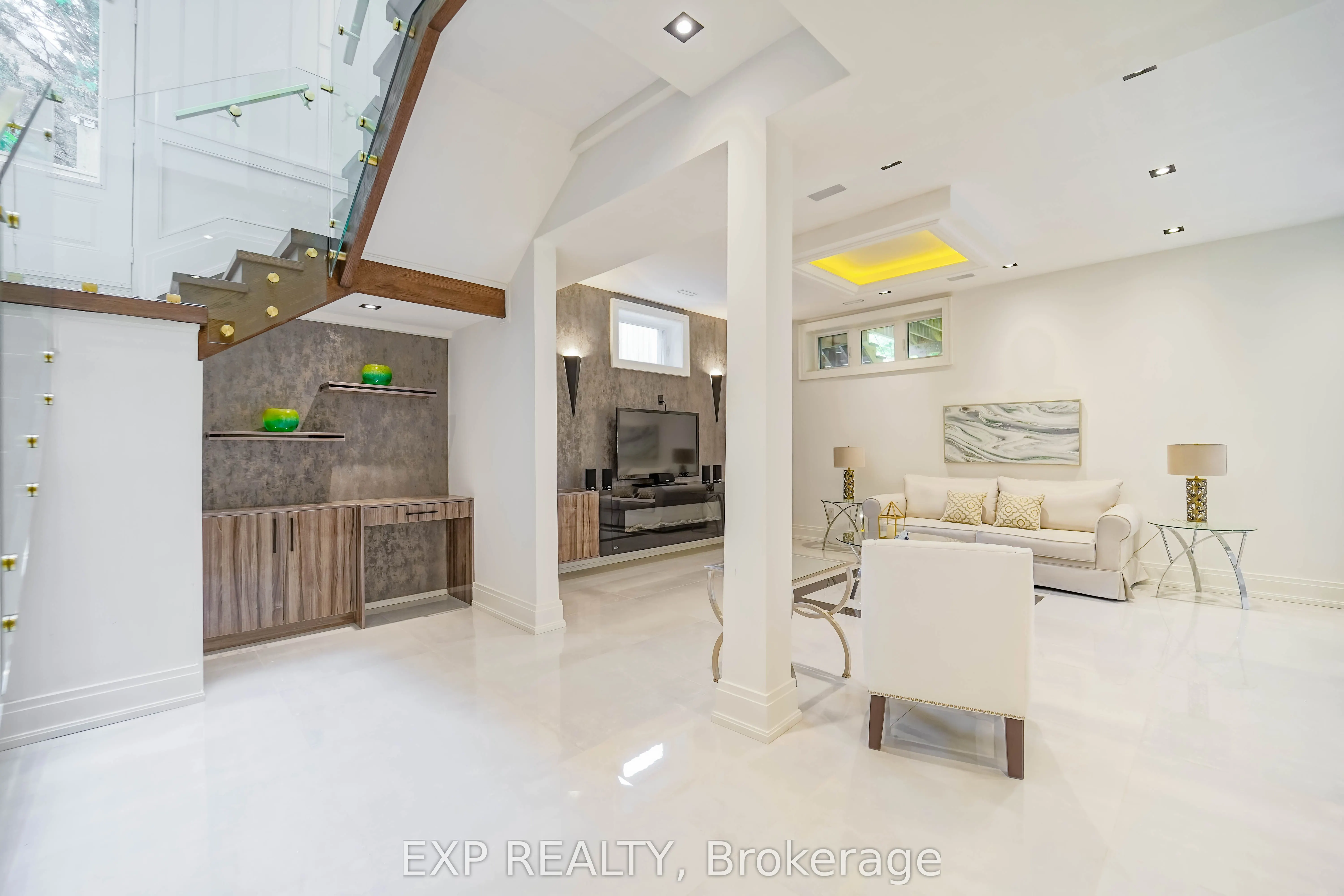 32 Athabaska Avenue