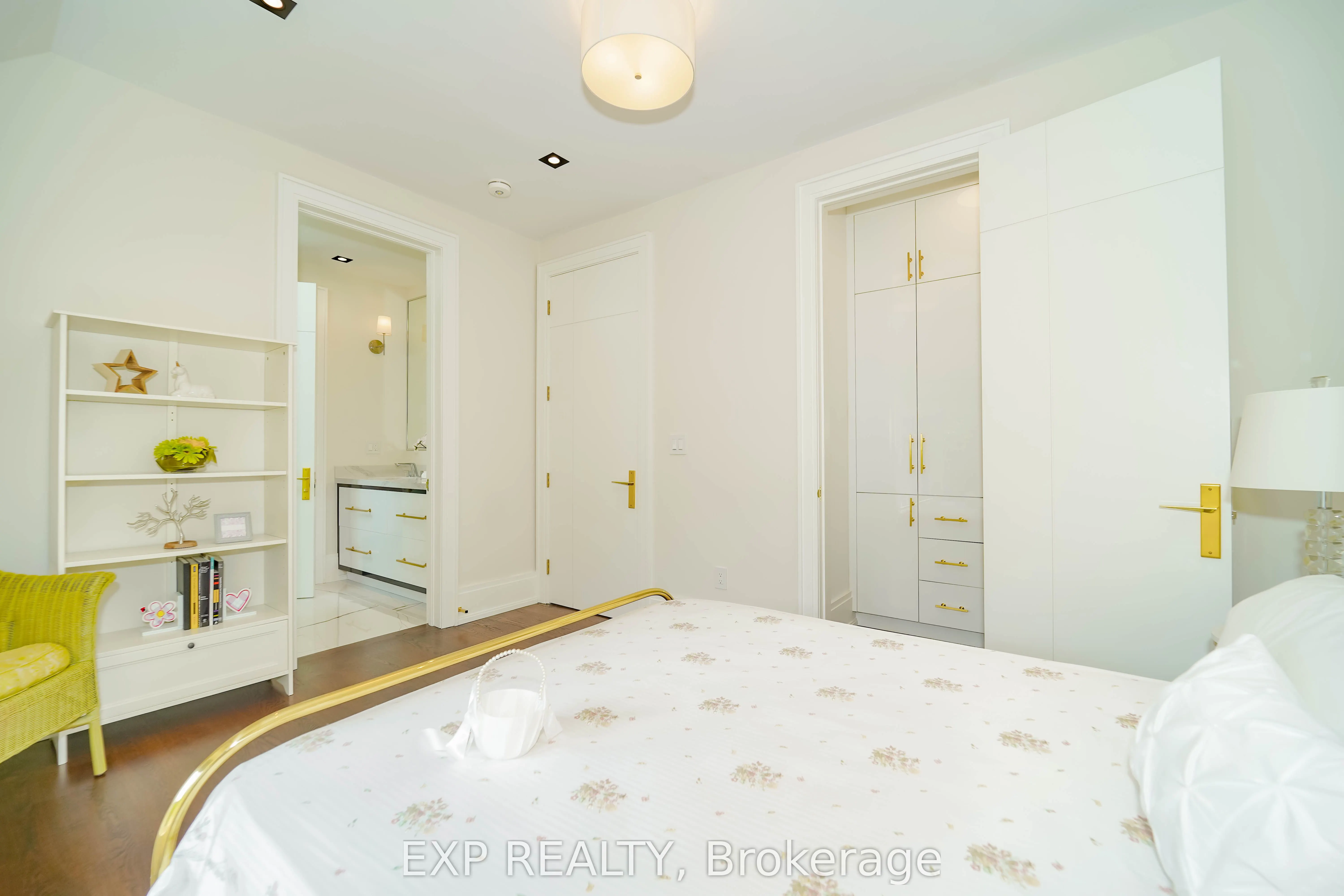 32 Athabaska Avenue