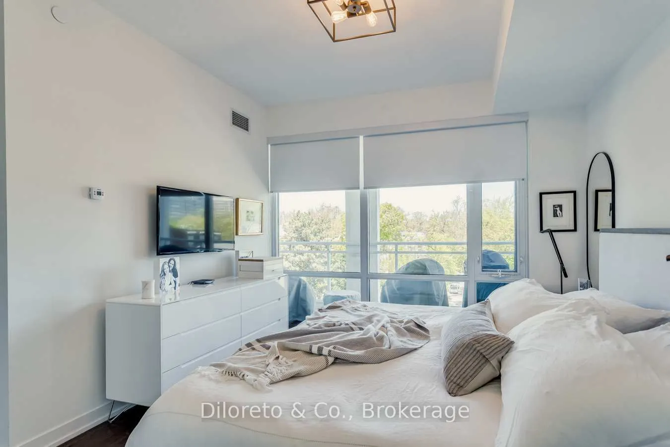 223 St Clair Avenue W, #406