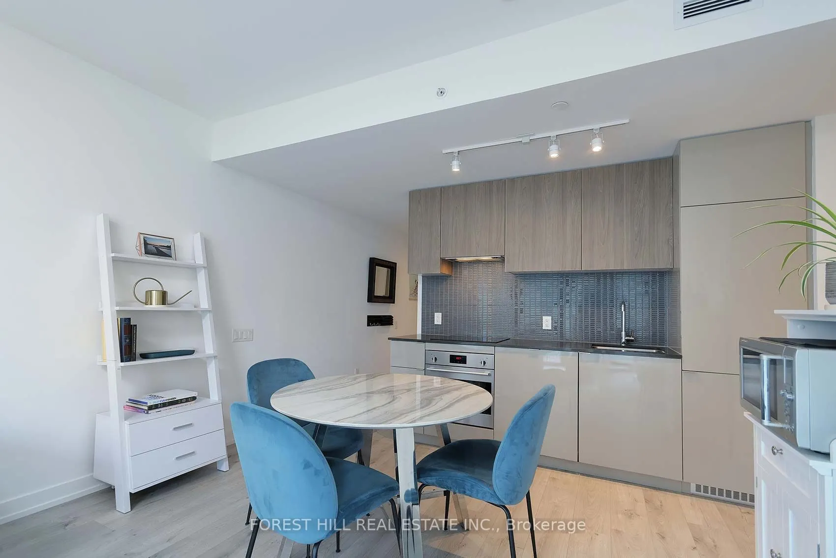 161 Roehampton Avenue, #711