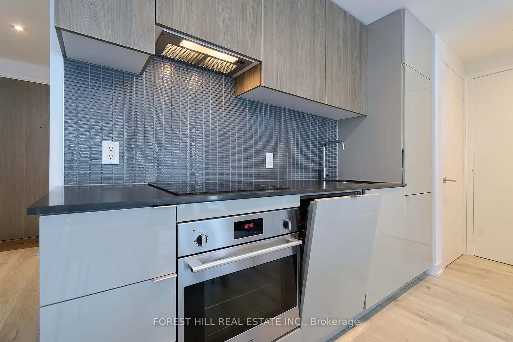 161 Roehampton Avenue, #711