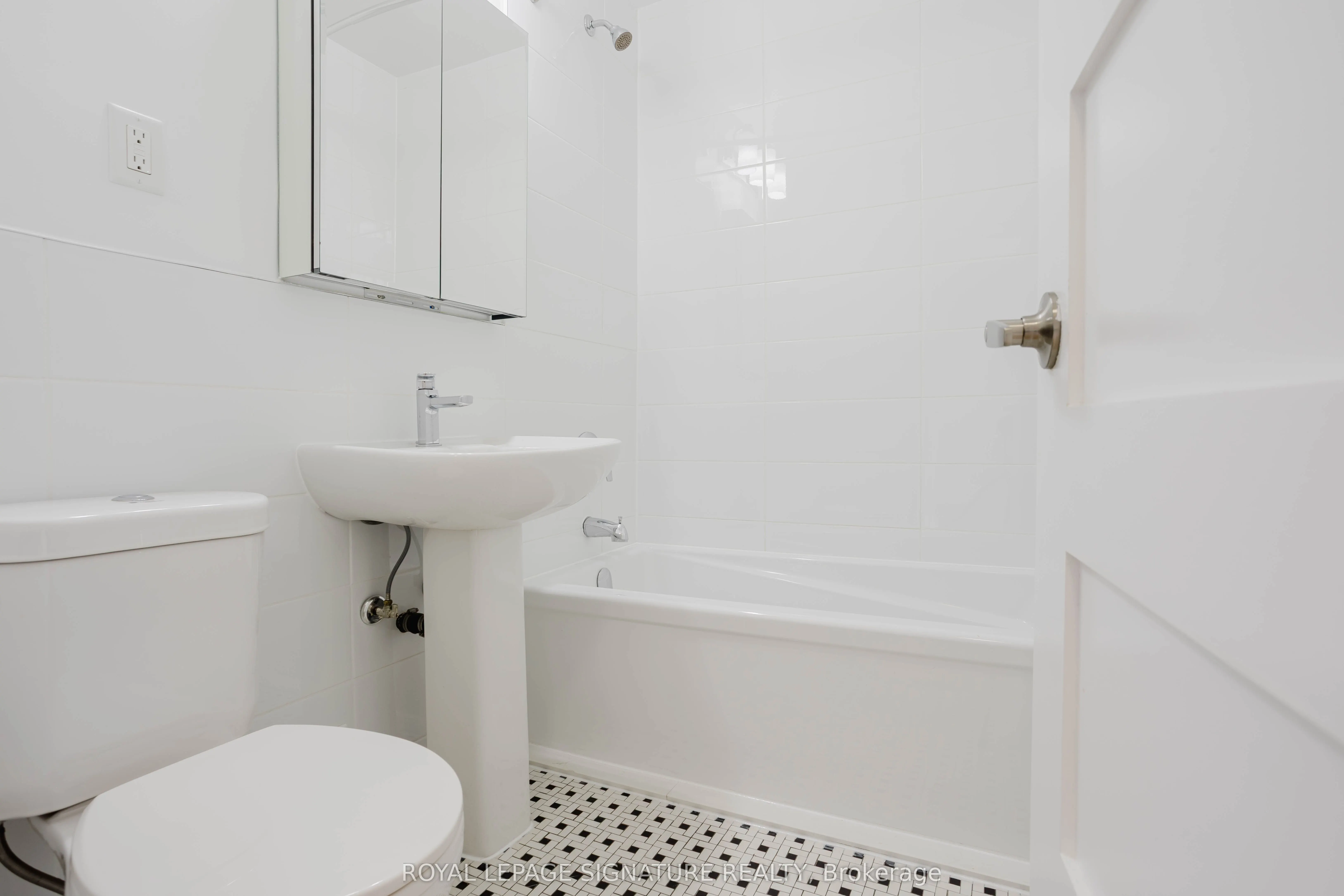 1291 Bayview Avenue, #405