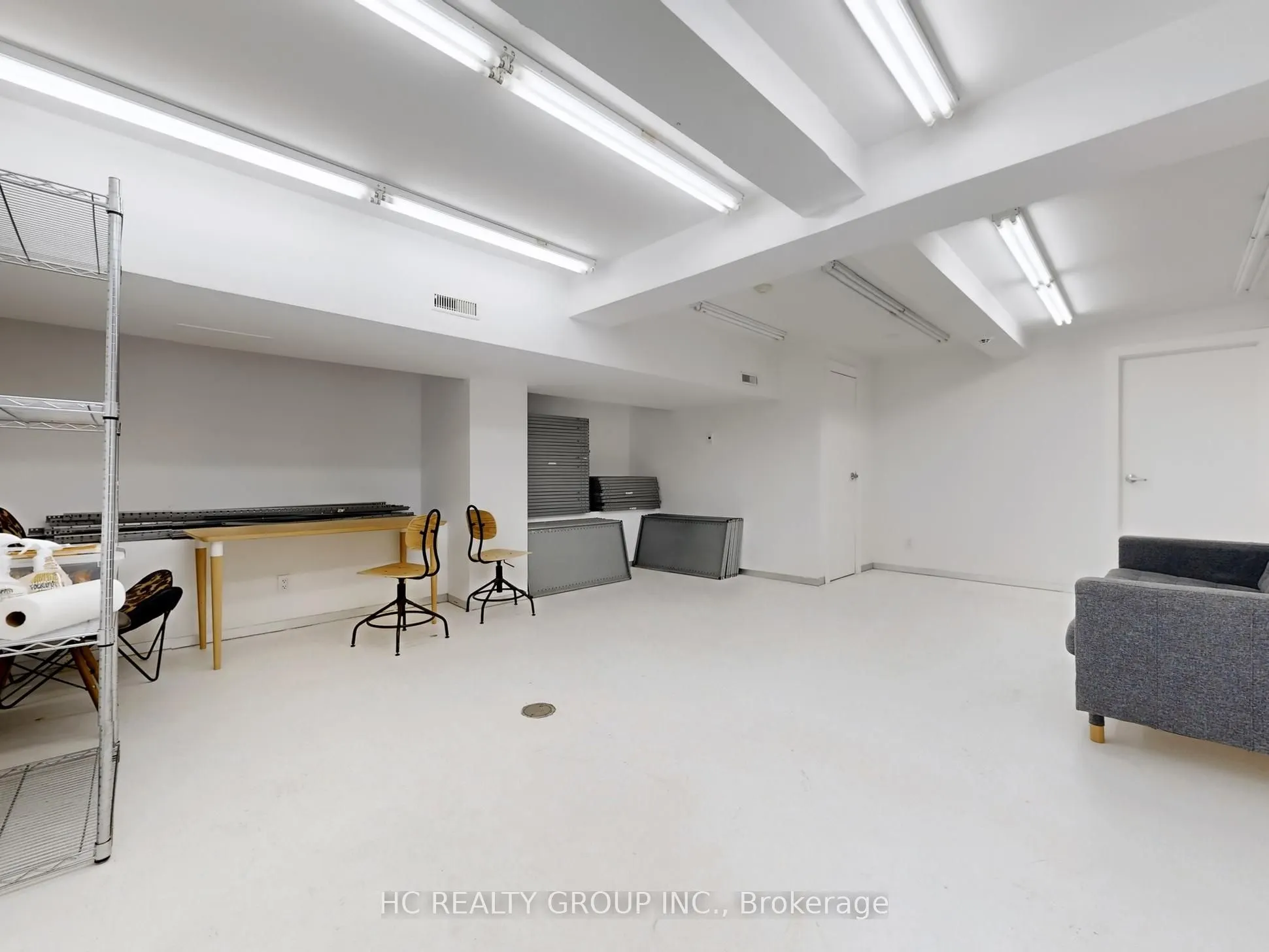899 Dundas Street W