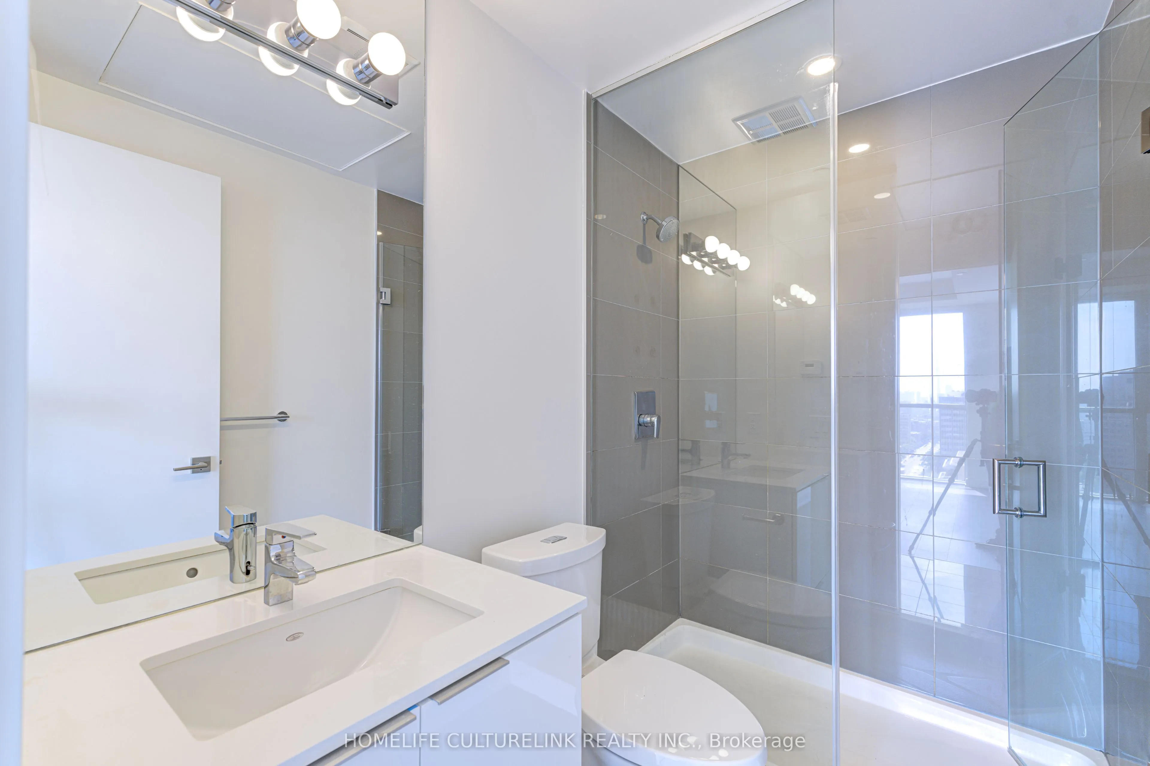 609 Avenue Road, #1704