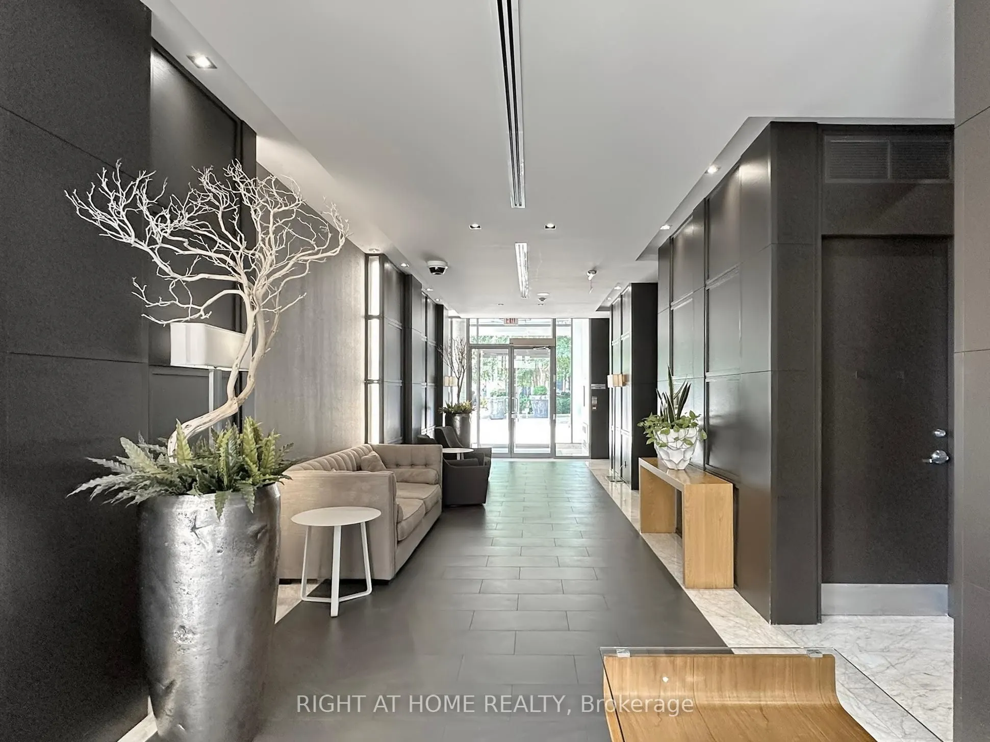 21 Scollard Street, #207