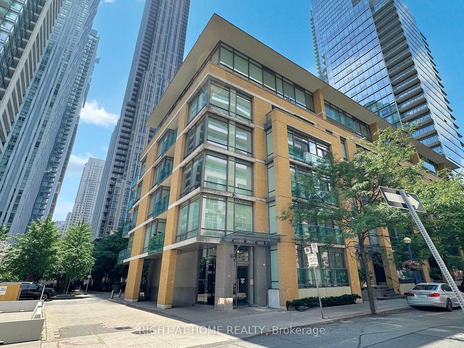 21 Scollard Street, #207