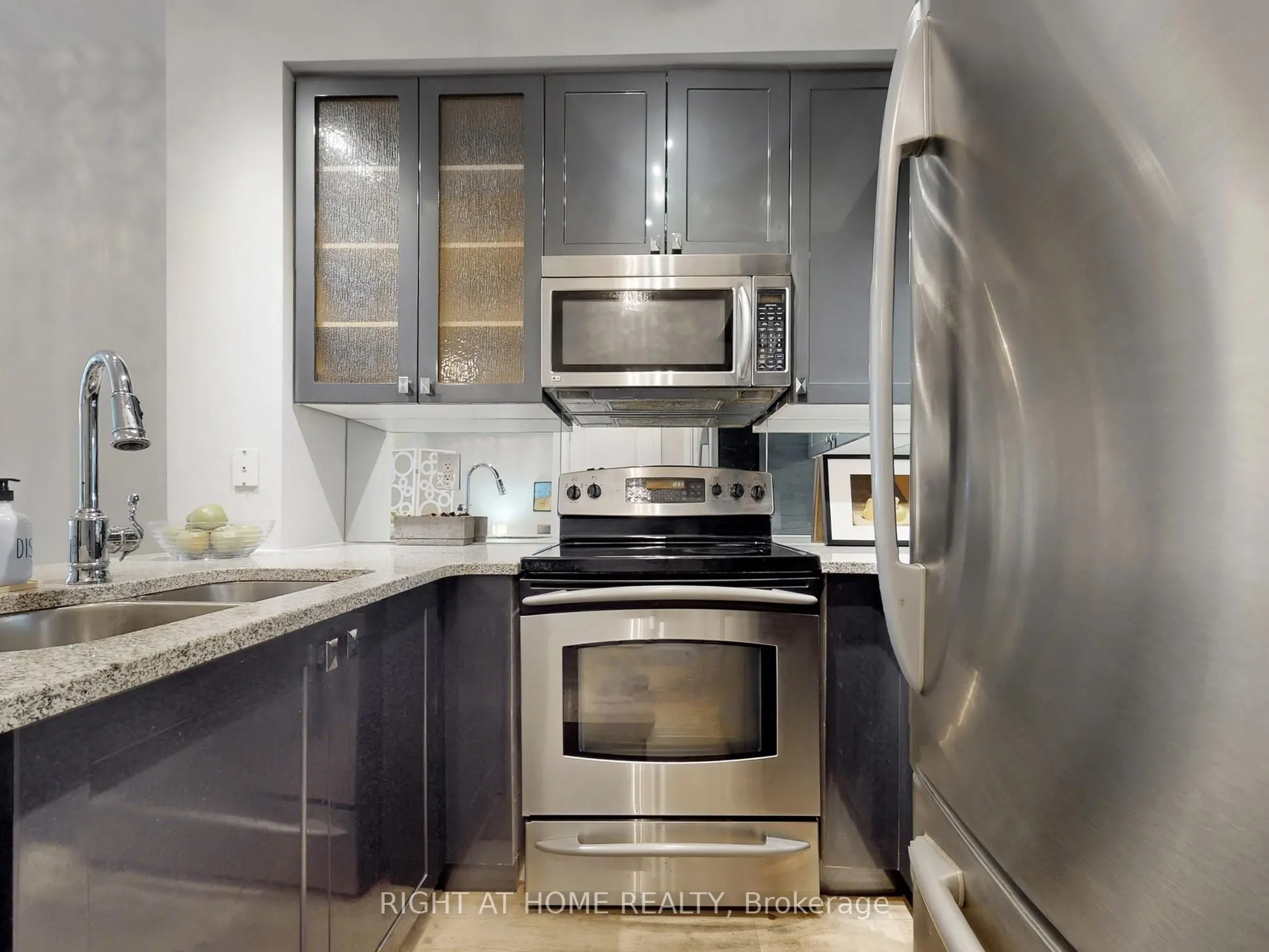 21 Scollard Street, #207