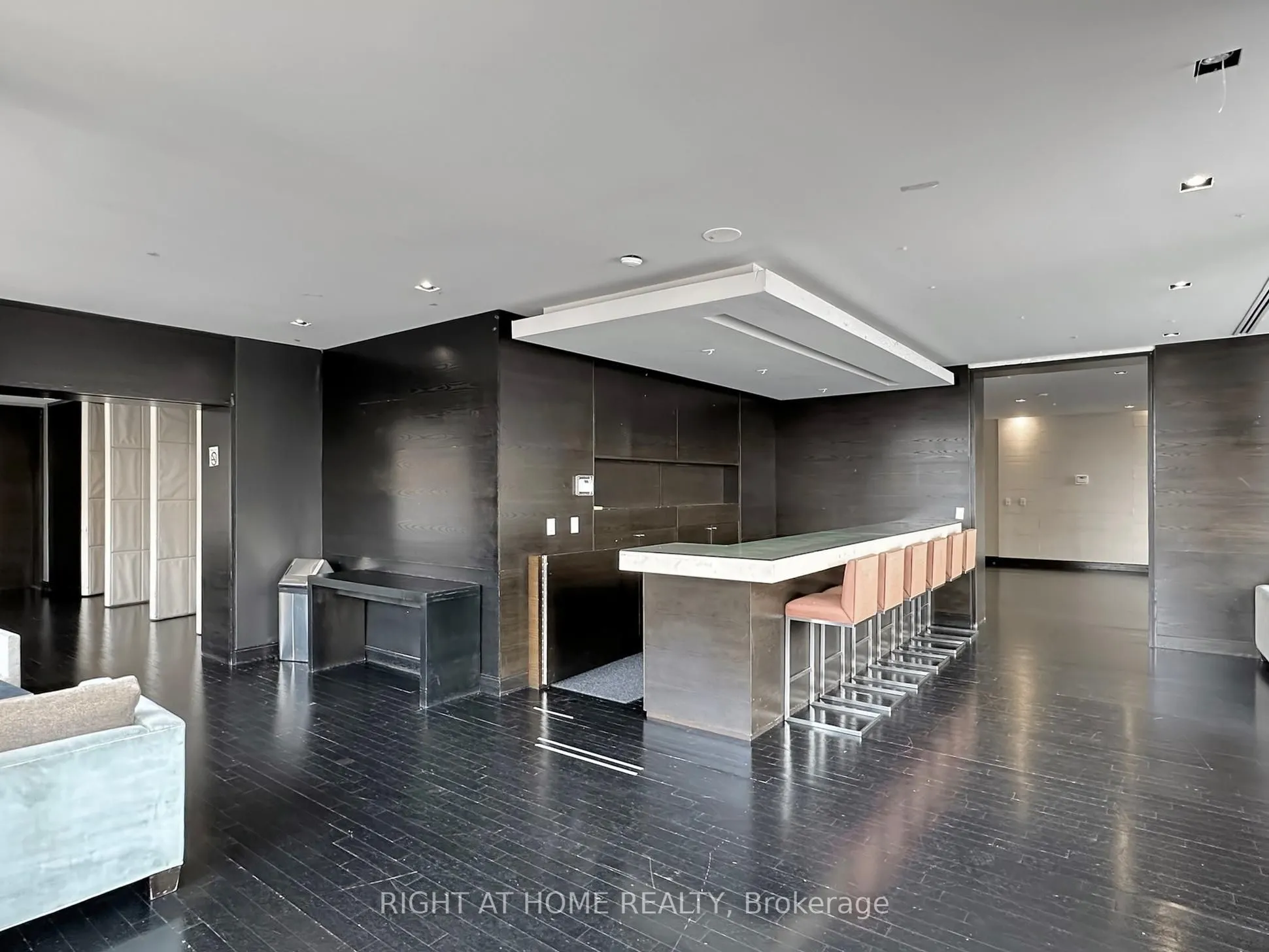 21 Scollard Street, #207