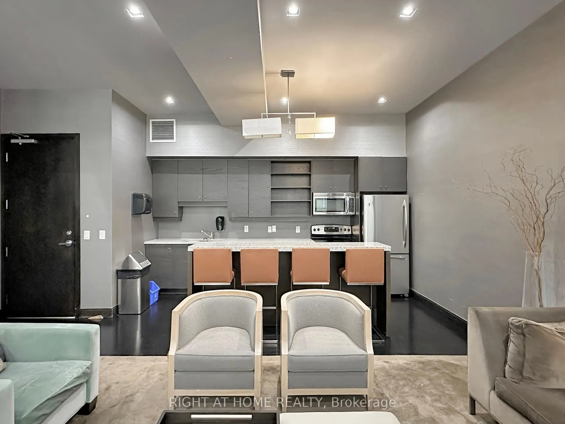 21 Scollard Street, #207