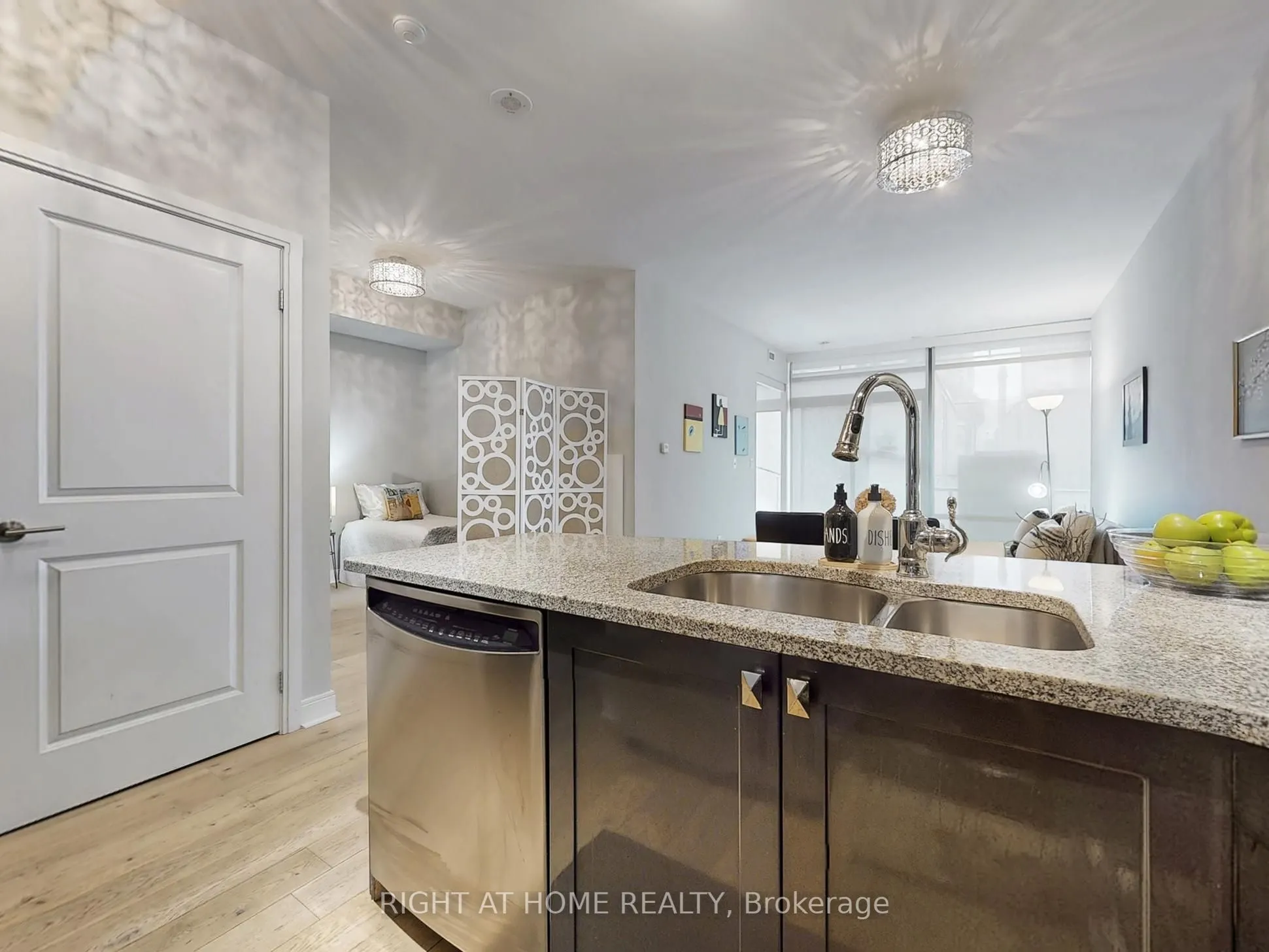 21 Scollard Street, #207