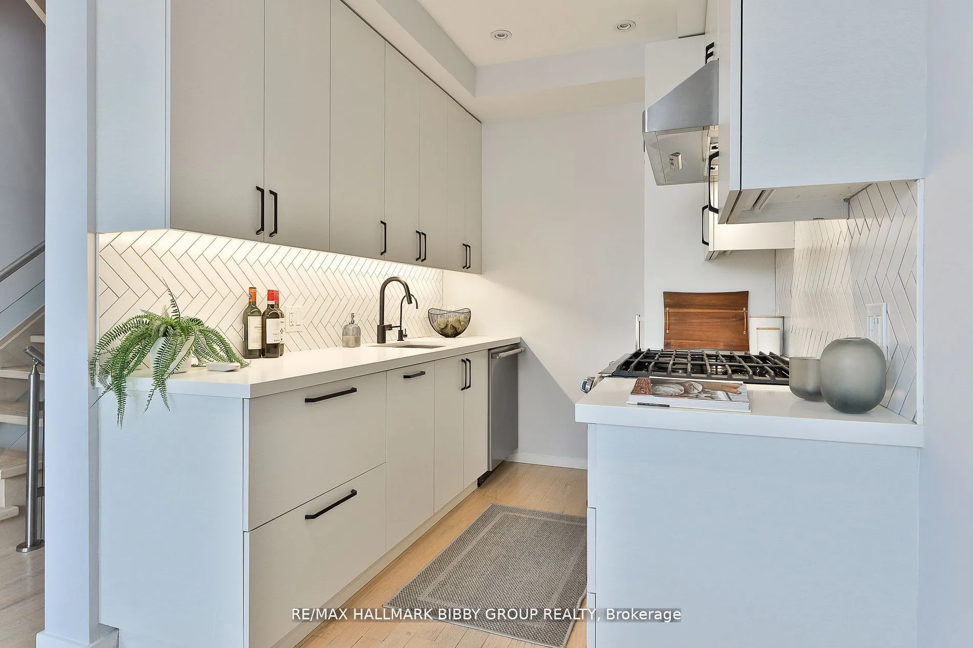 126 Spadina Road, #4