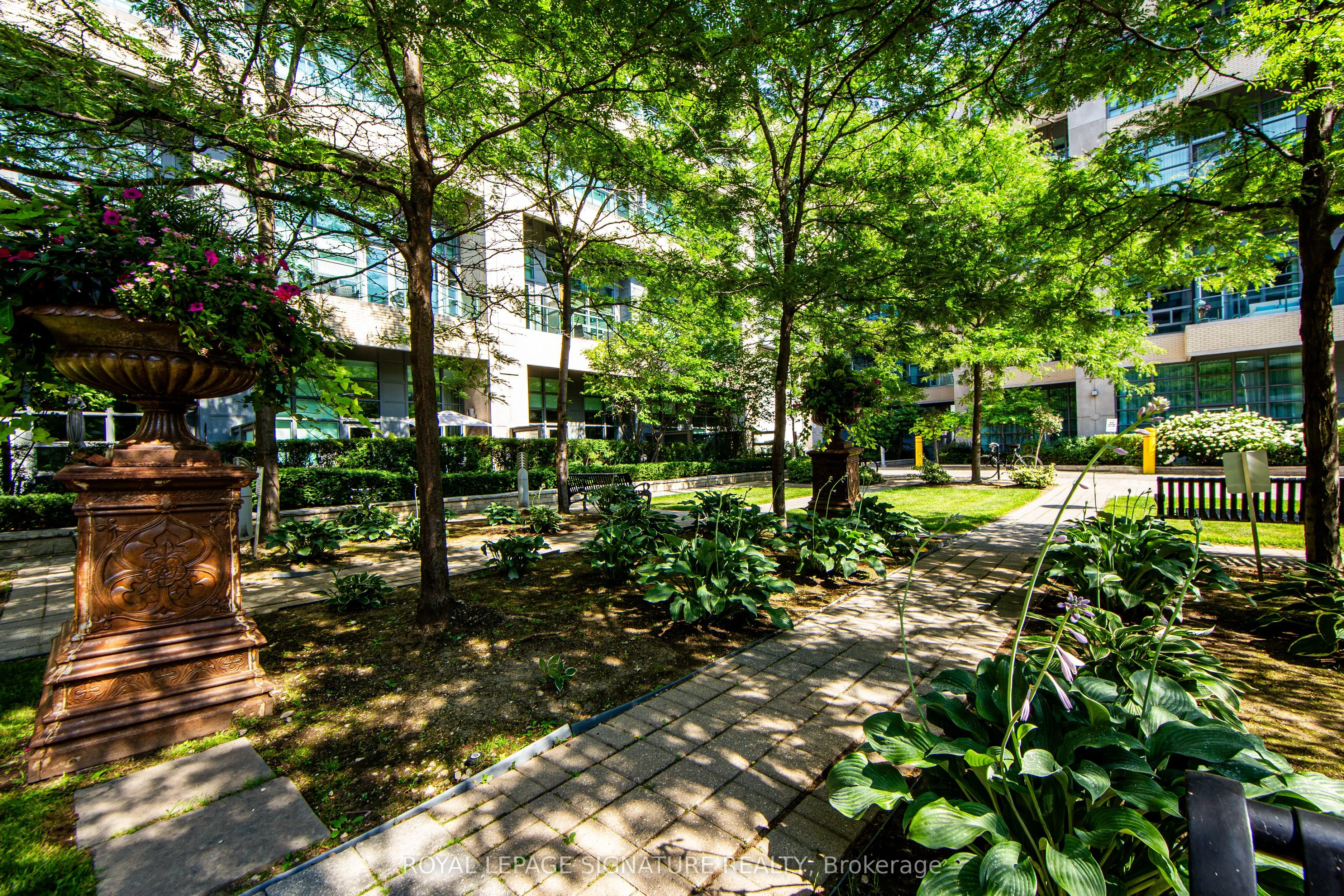 380 Macpherson Avenue, #615