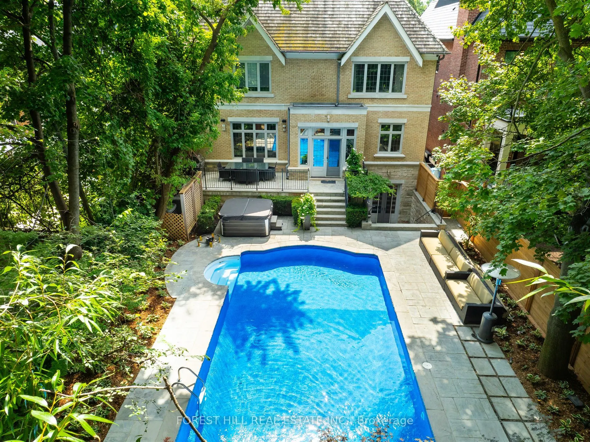 8 Hillholm Road