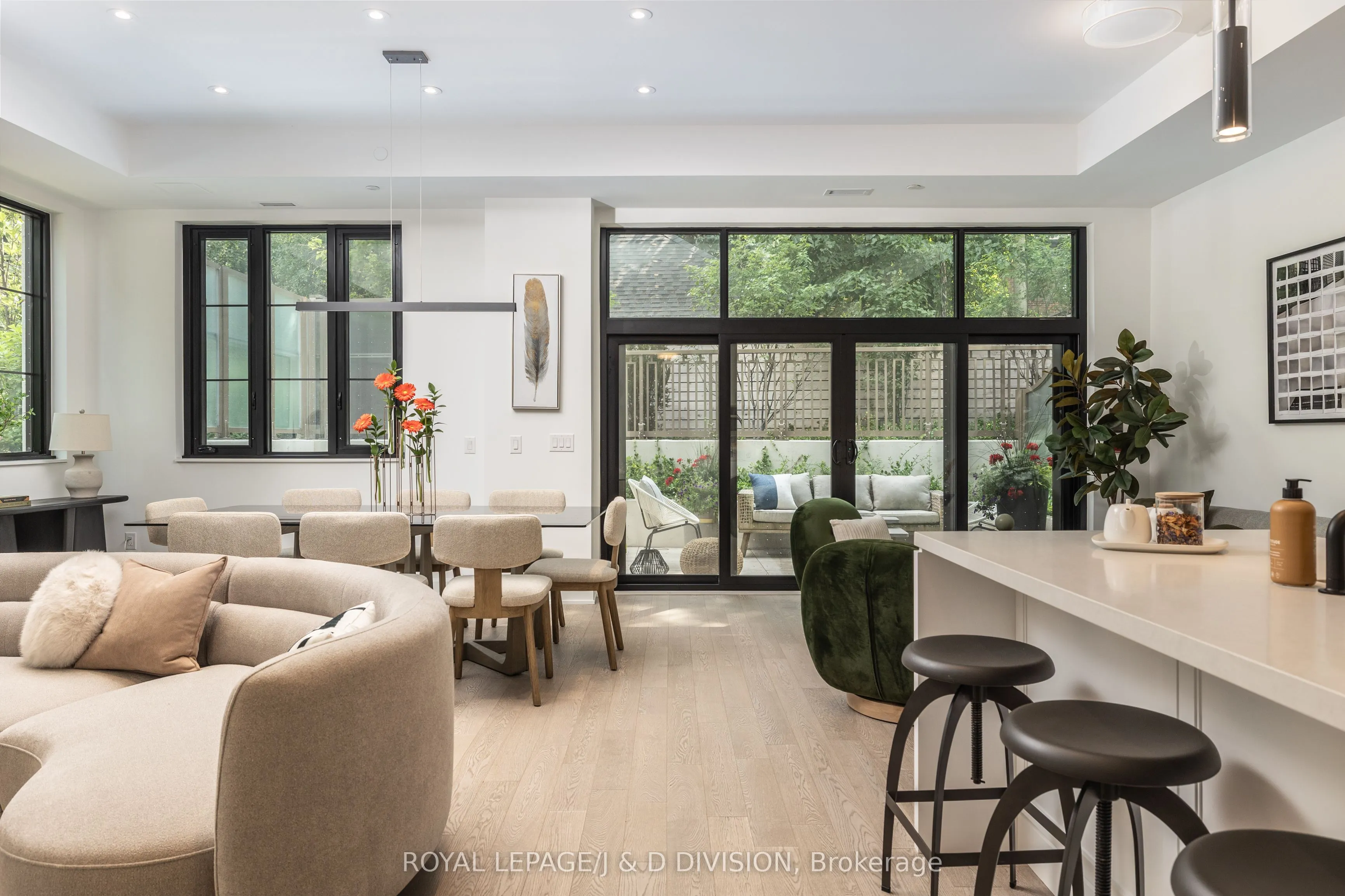 1 Strathgowan Avenue, #TH4