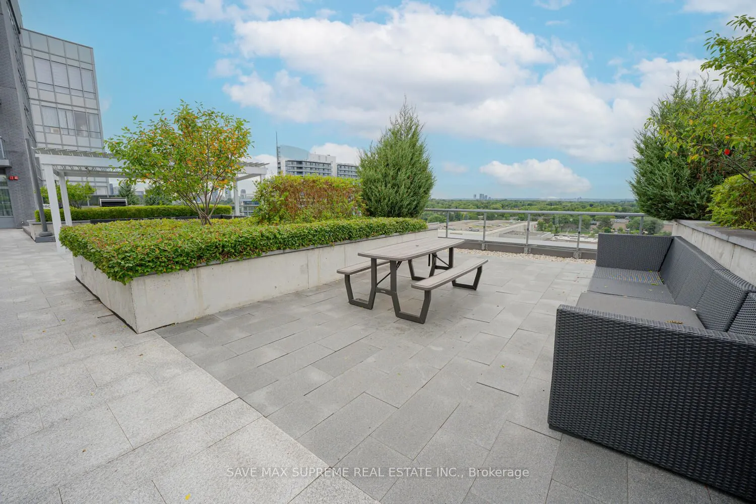 7 Kenaston Gardens E, #220