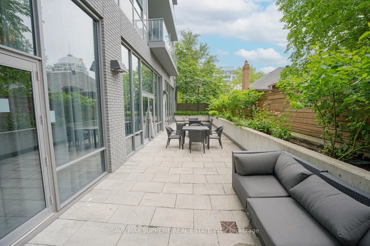 7 Kenaston Gardens E, #220
