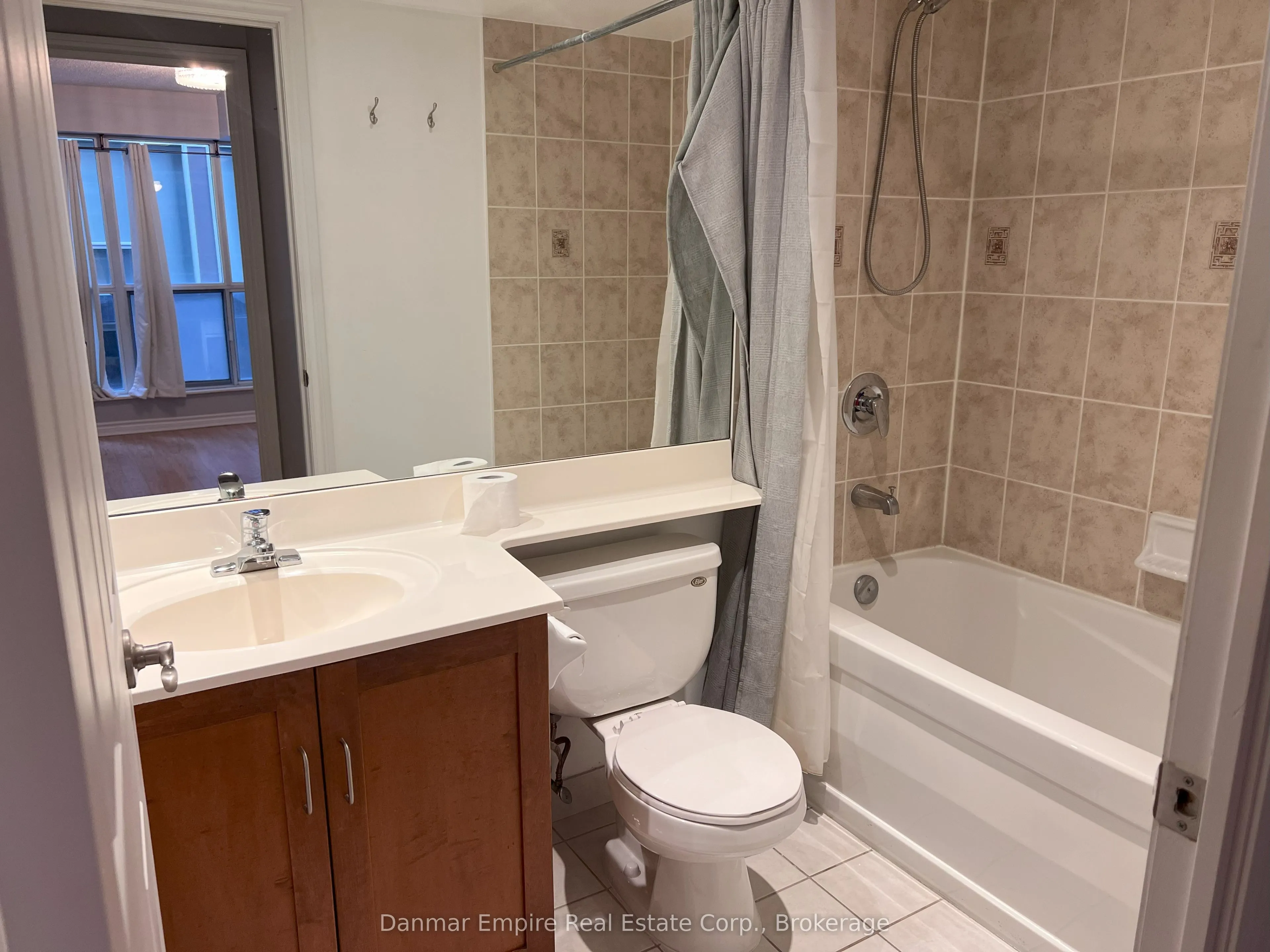 250 Wellington Street W, #1242