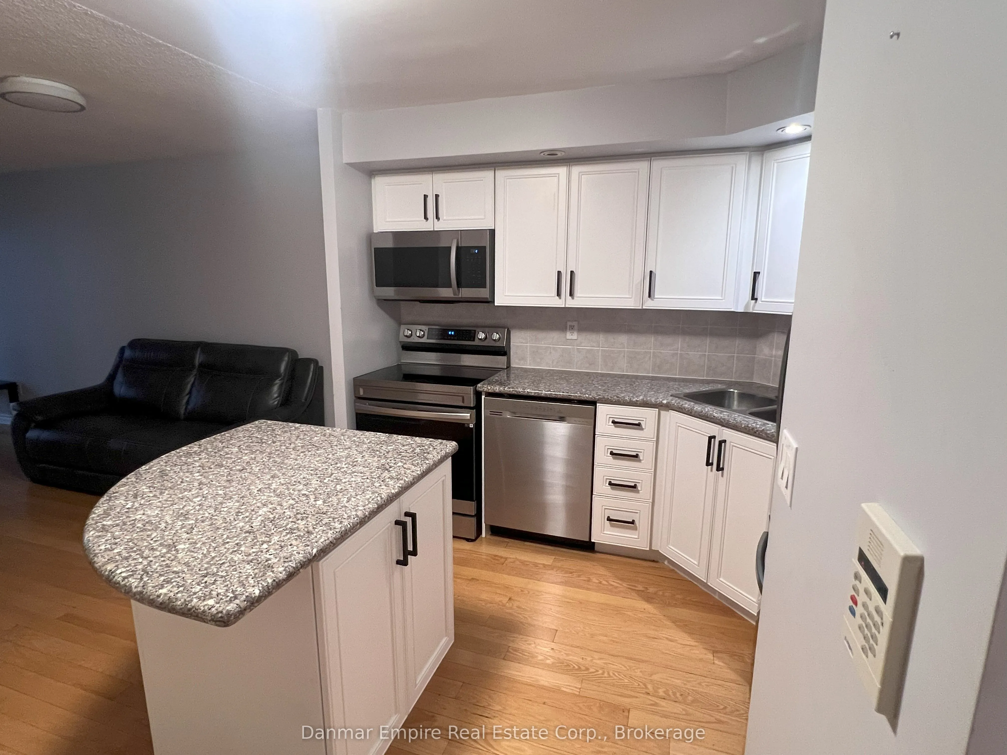250 Wellington Street W, #1242