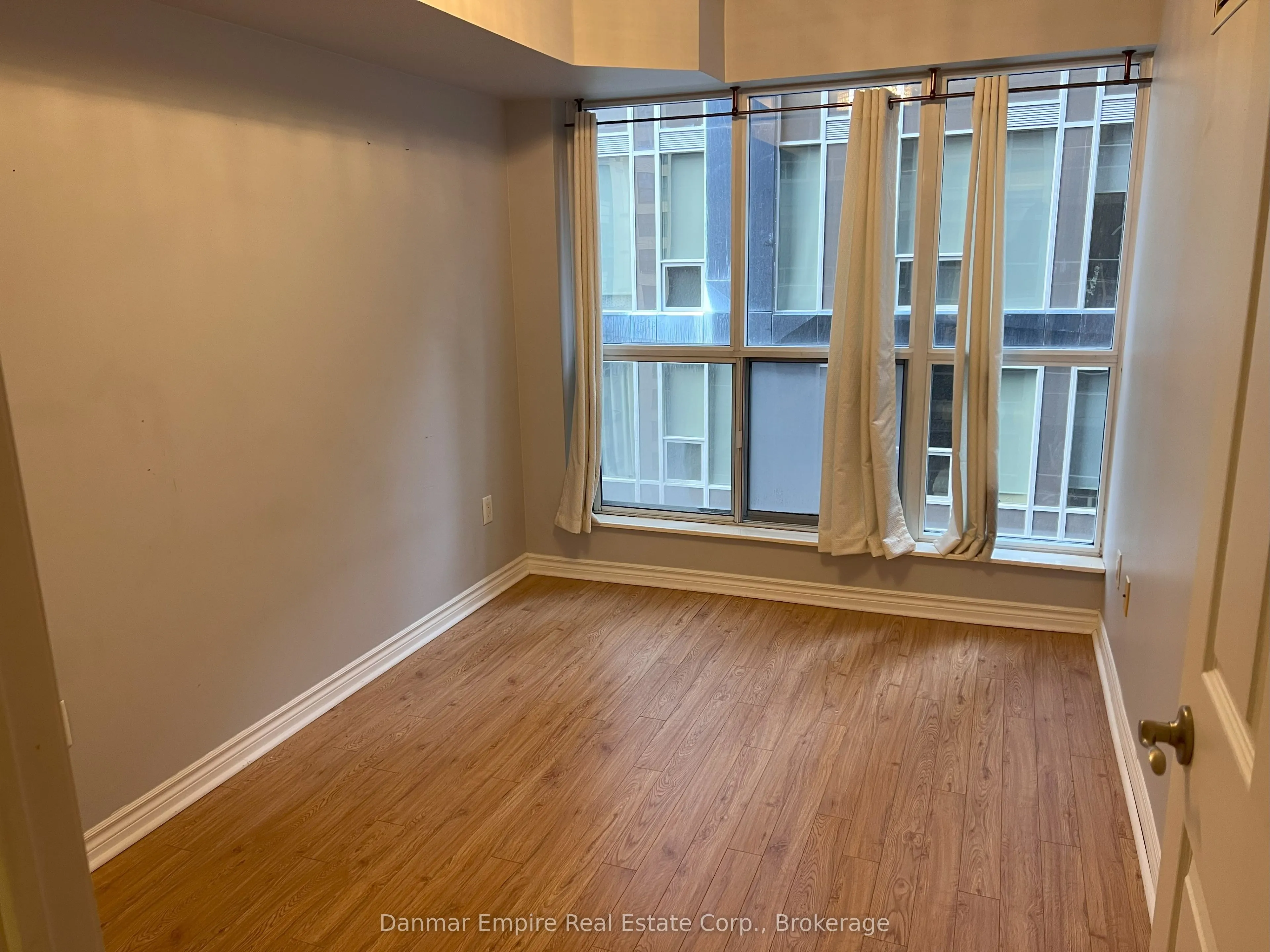250 Wellington Street W, #1242