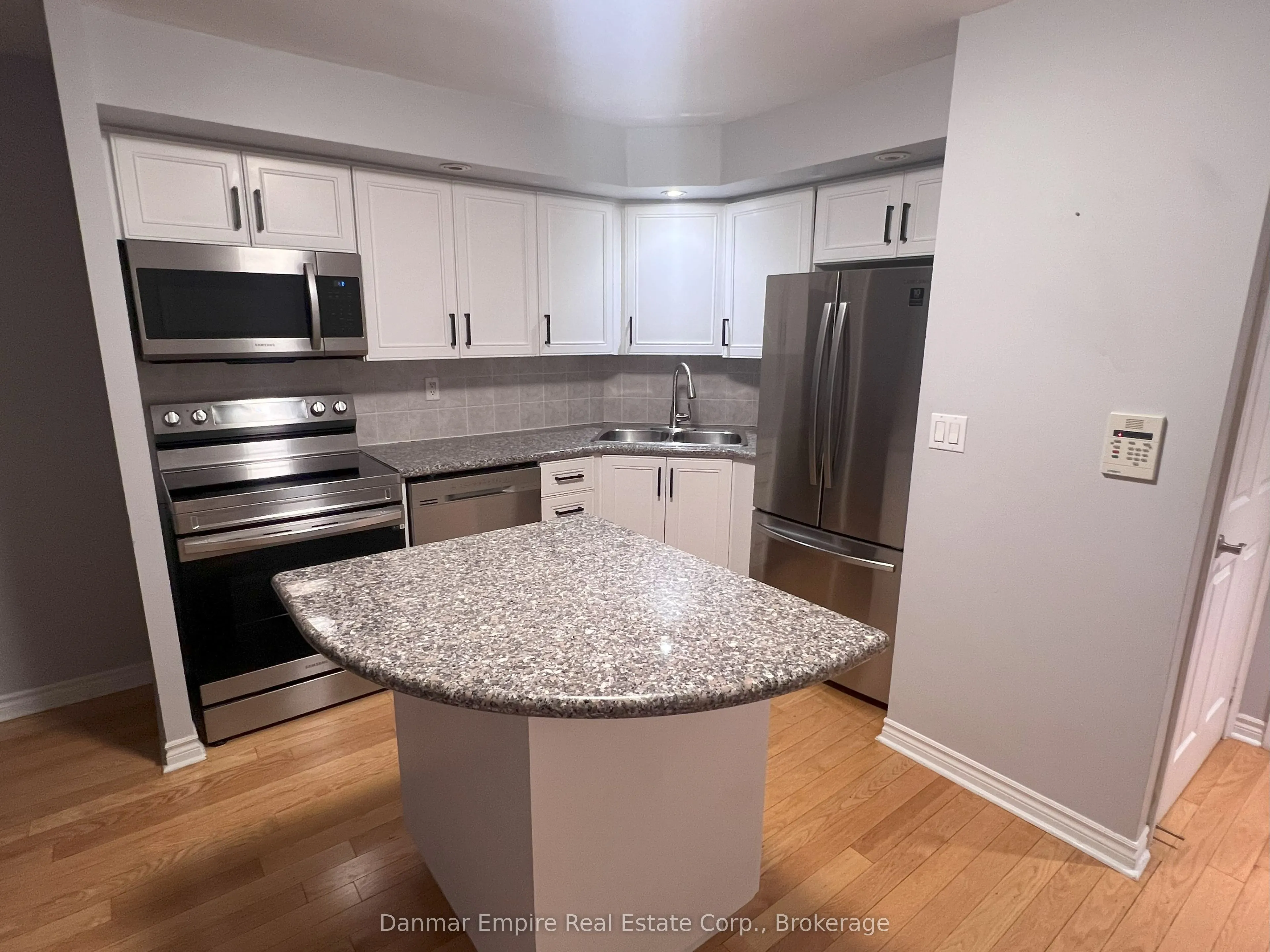 250 Wellington Street W, #1242