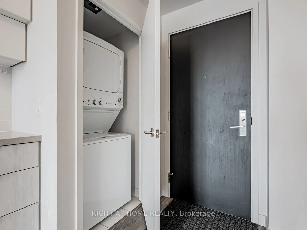 8 Eglinton Avenue E, #3809