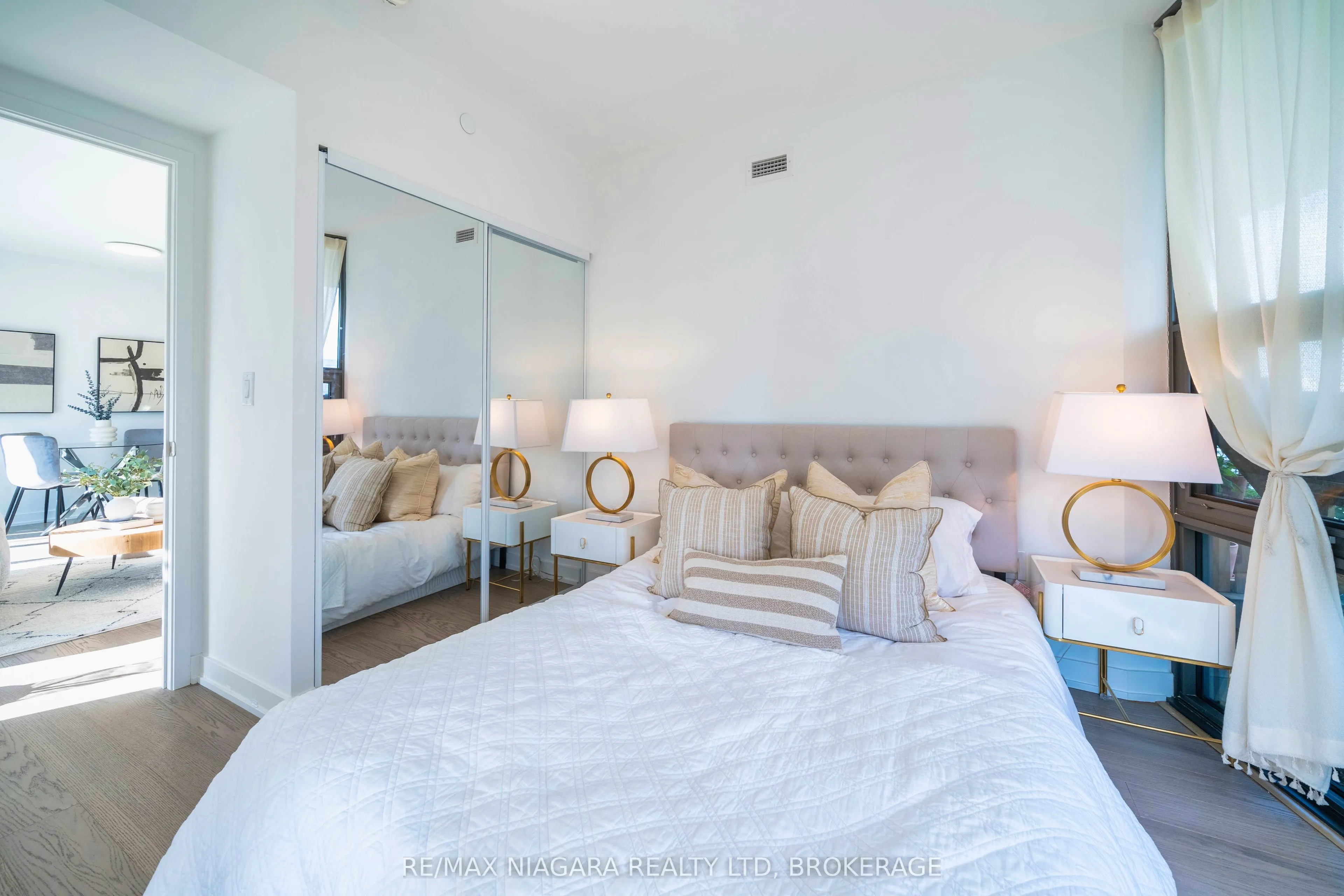 11 Wellesley Street W, #1105