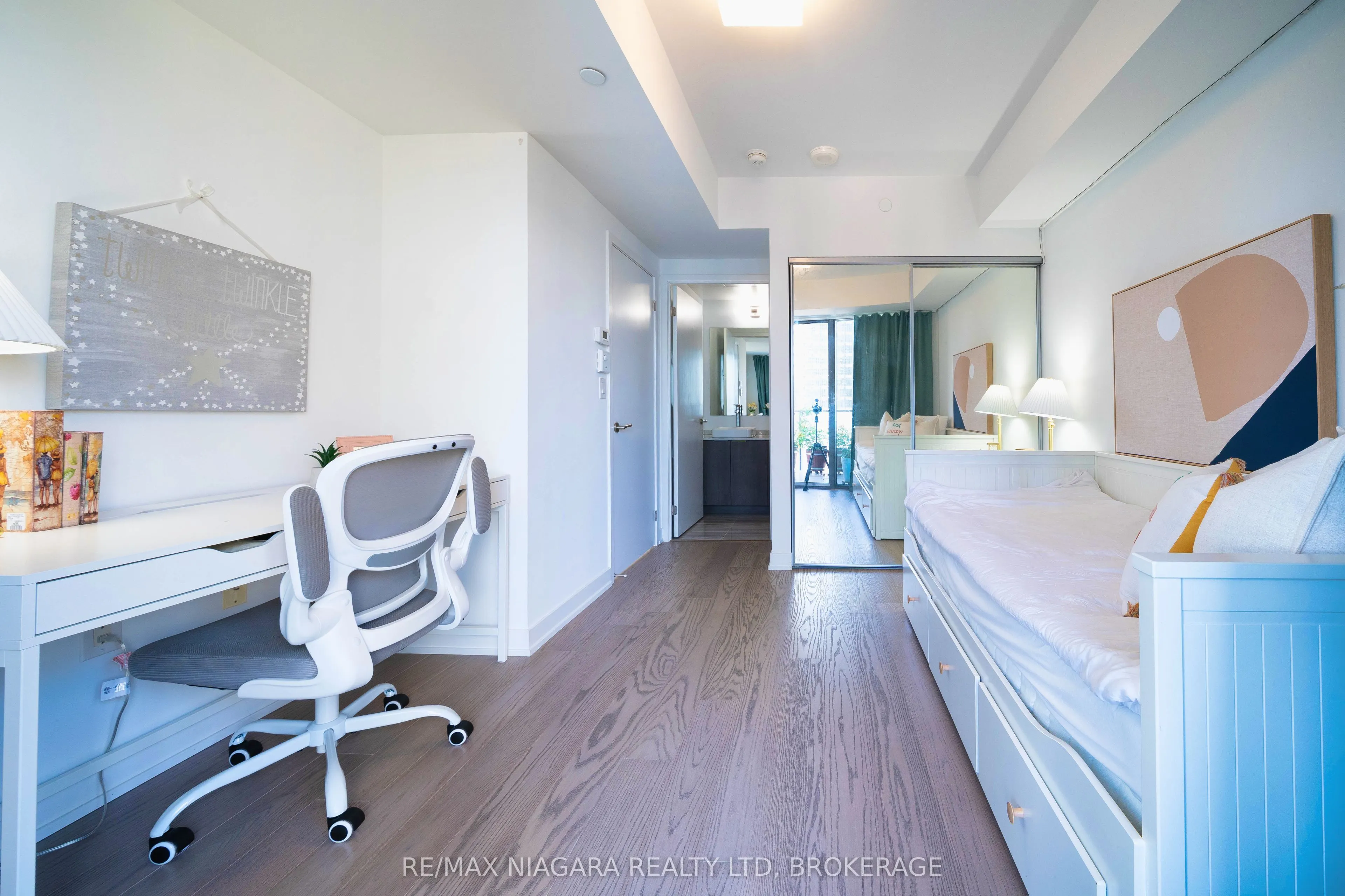 11 Wellesley Street W, #1105