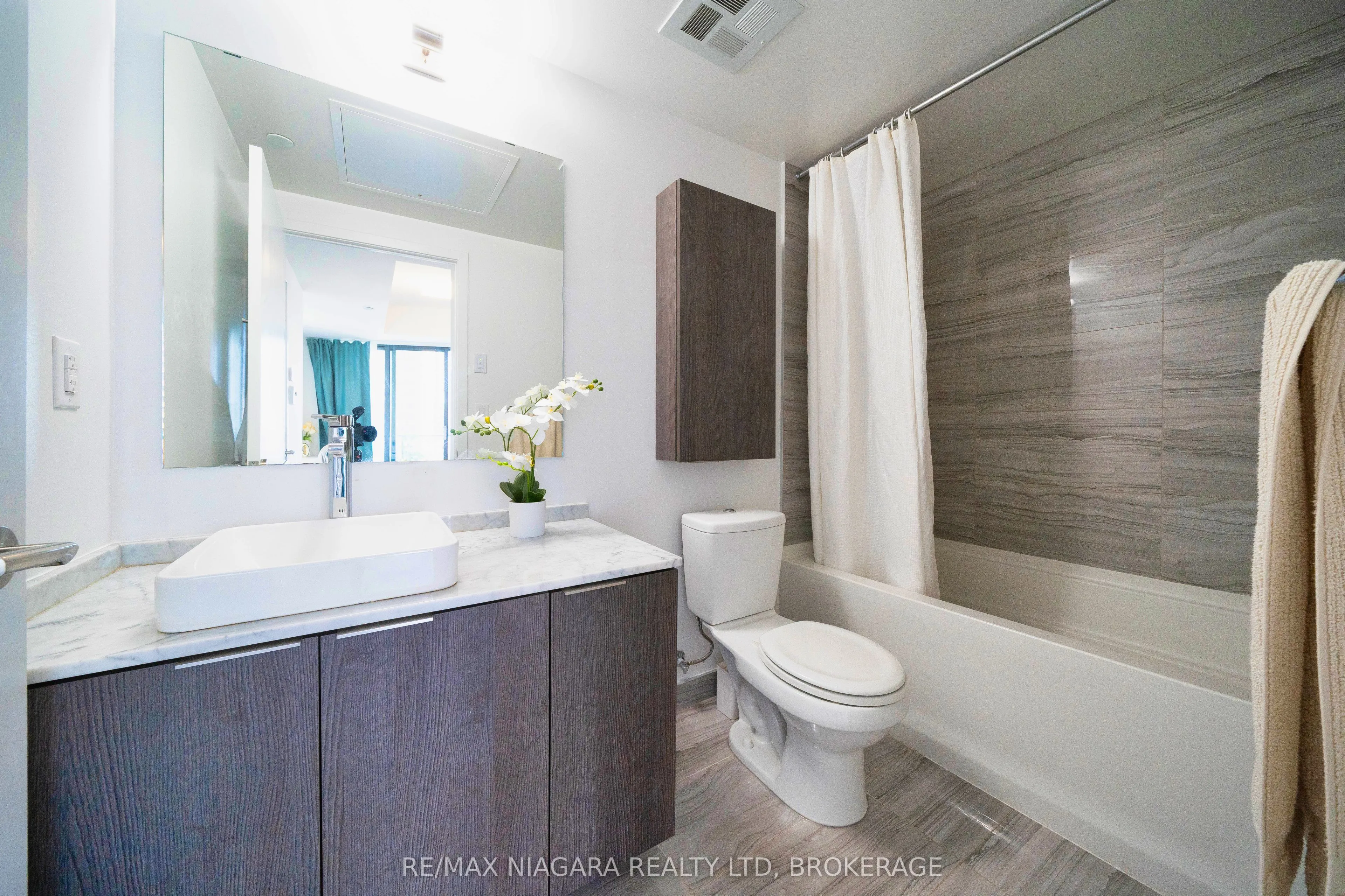 11 Wellesley Street W, #1105
