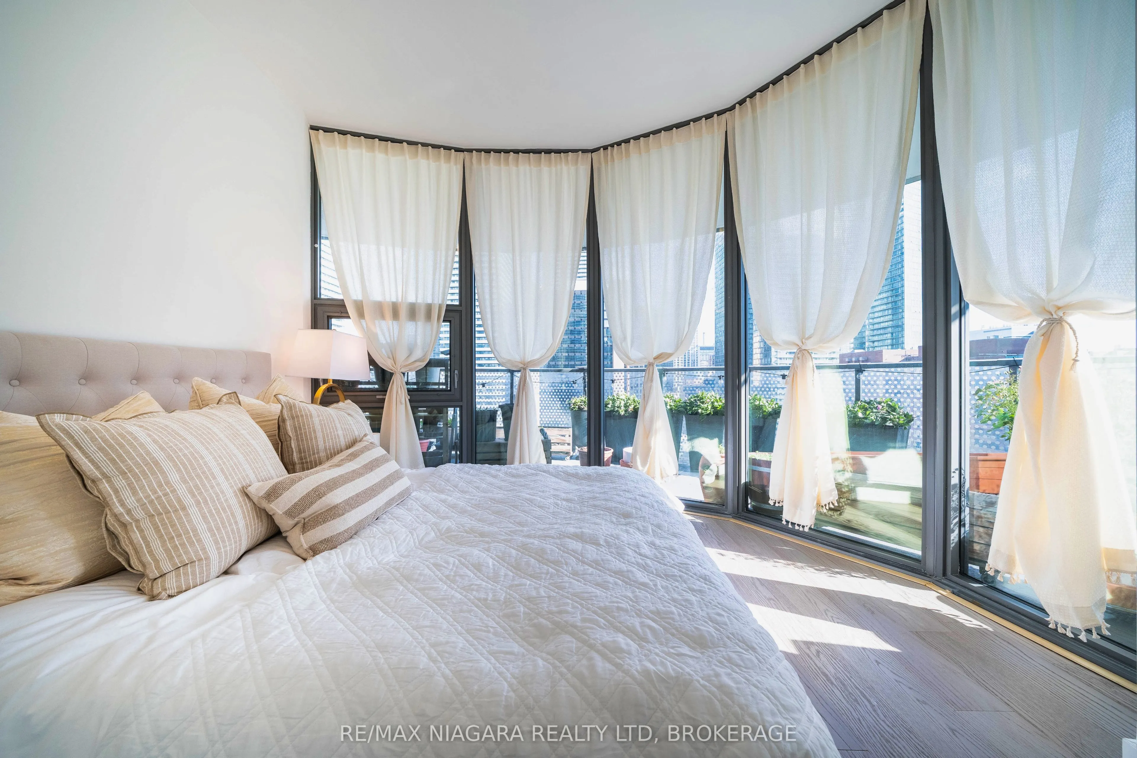 11 Wellesley Street W, #1105