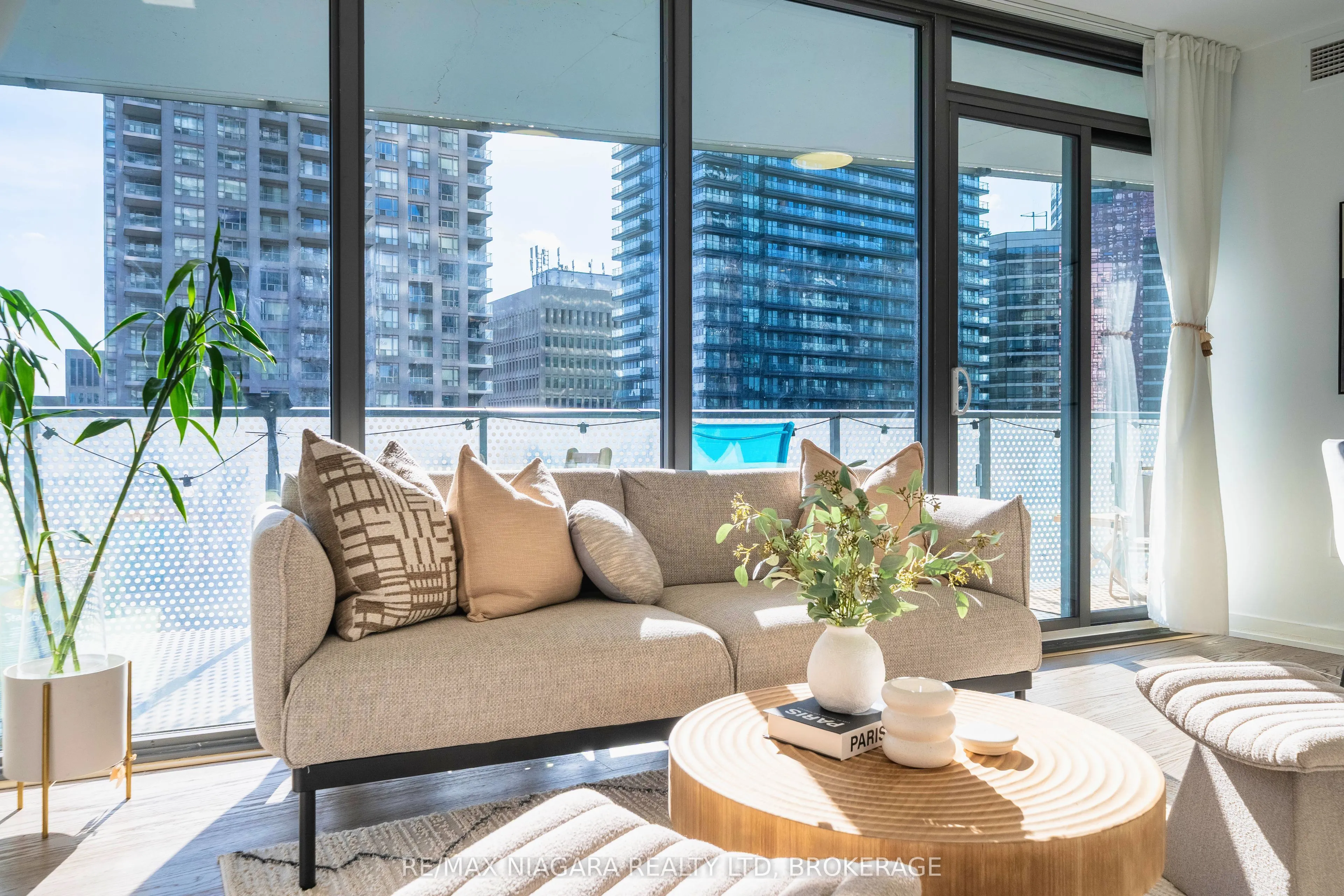 11 Wellesley Street W, #1105