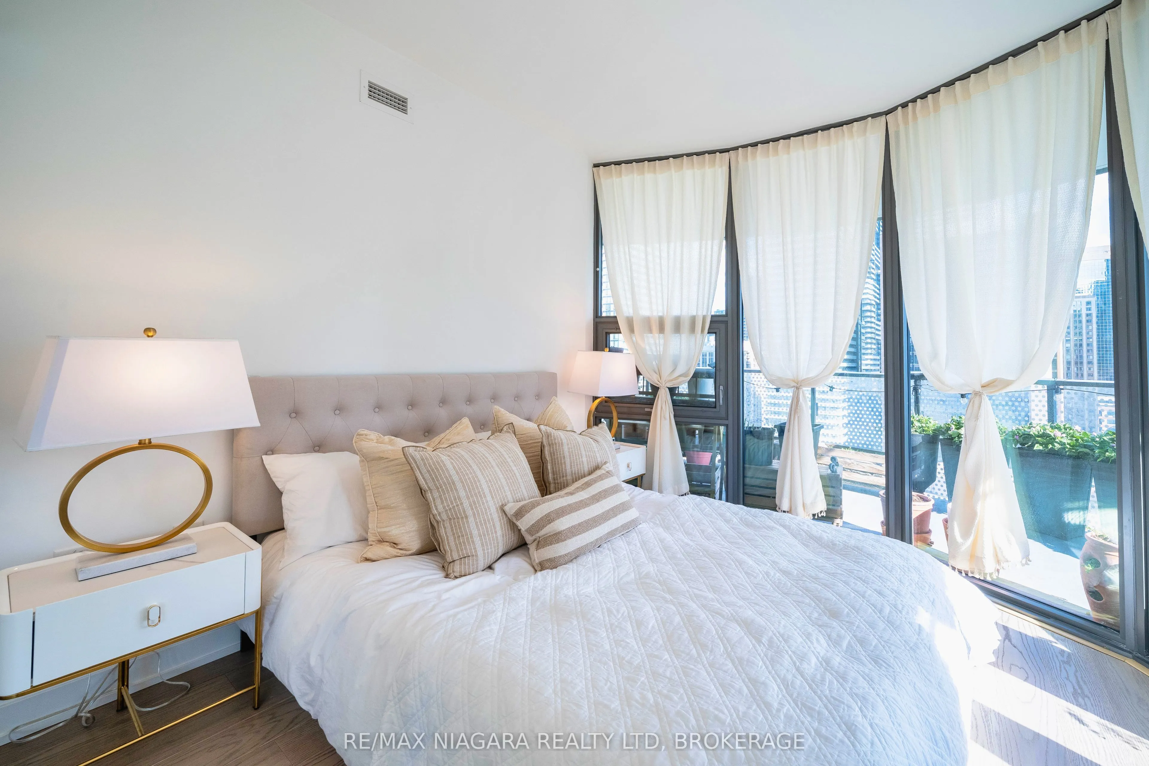 11 Wellesley Street W, #1105