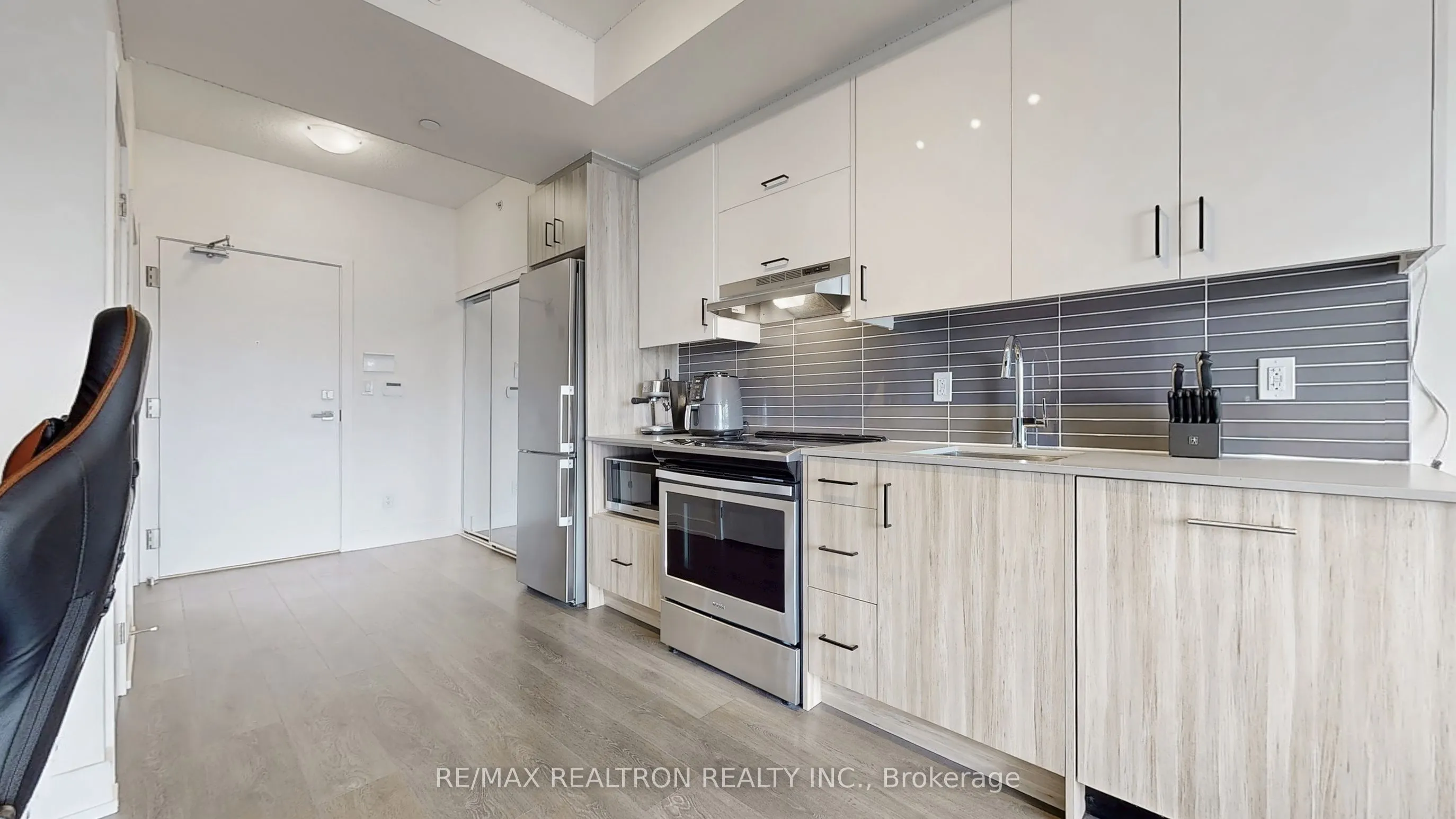 180 Fairview Mall Drive, #1605