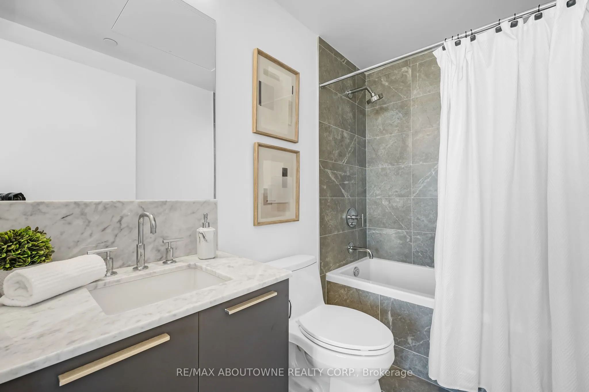 3 Gloucester Street, #1802