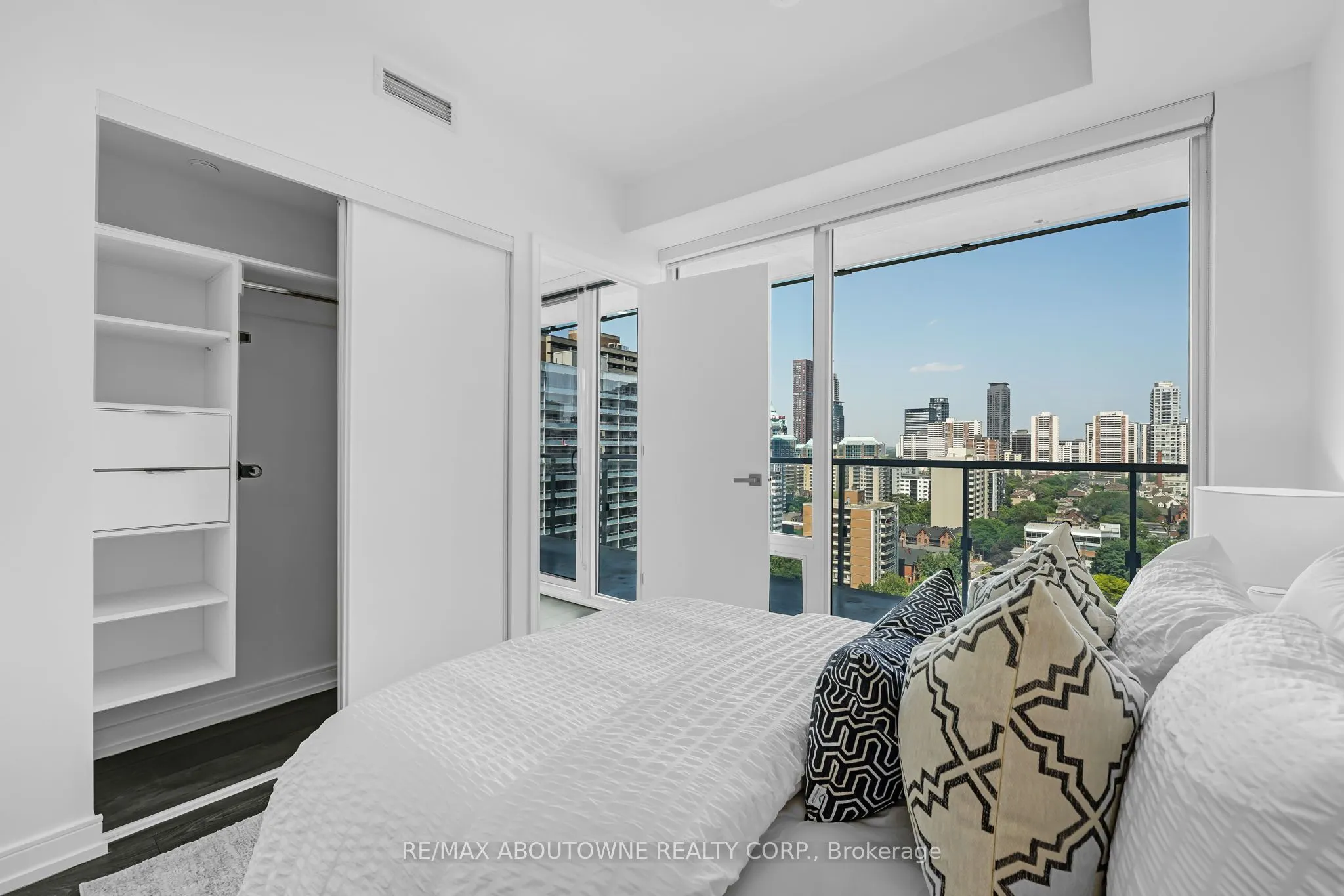 3 Gloucester Street, #1802