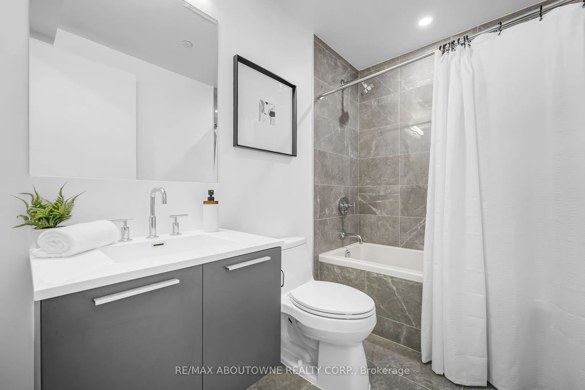 3 Gloucester Street, #1802