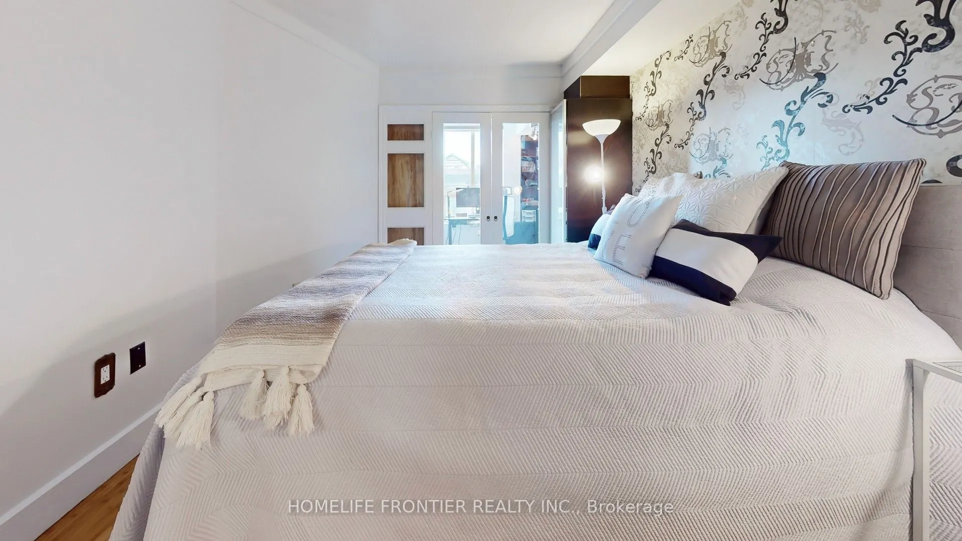 284 Bloor Street, #806