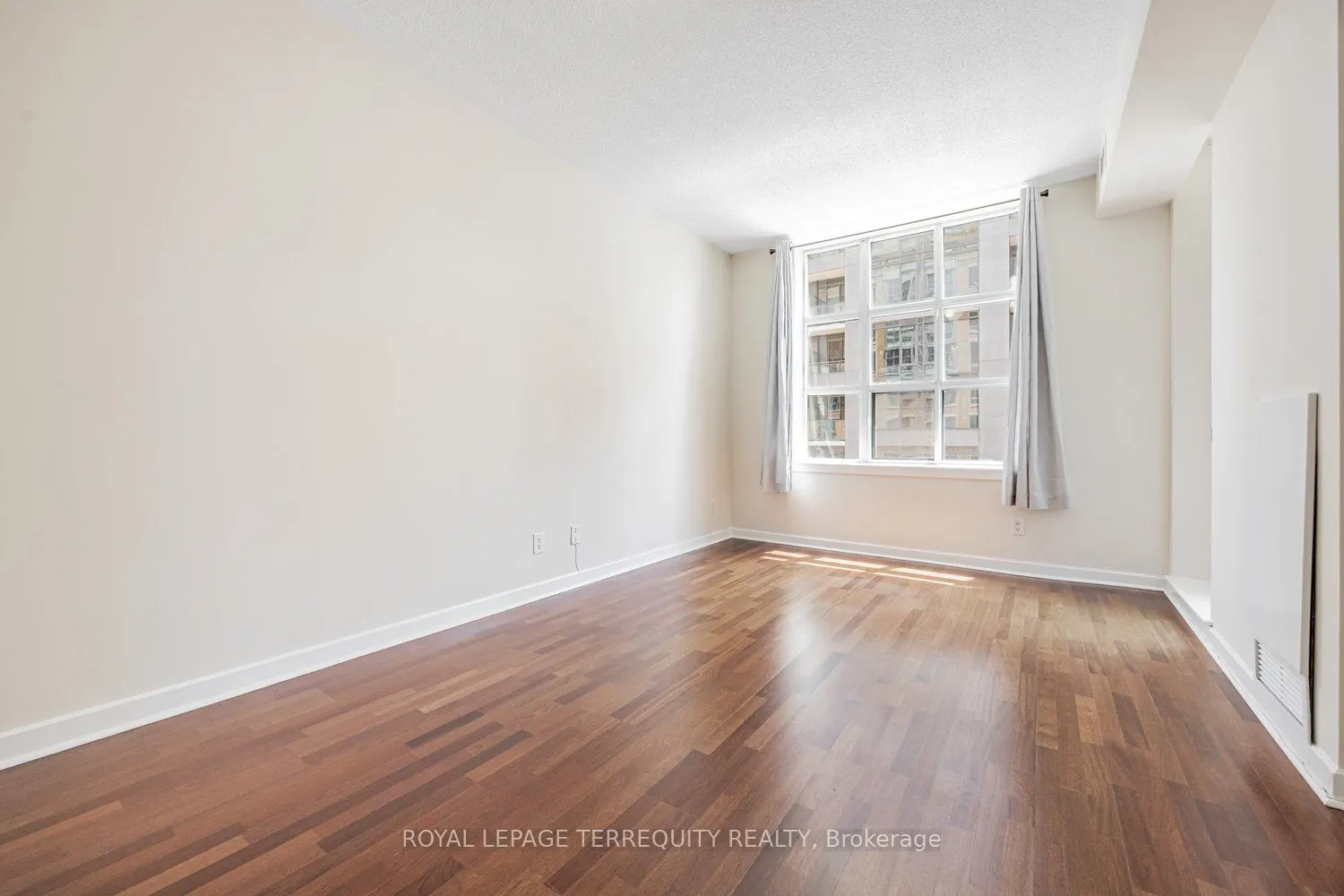 438 Richmond Street W, #722