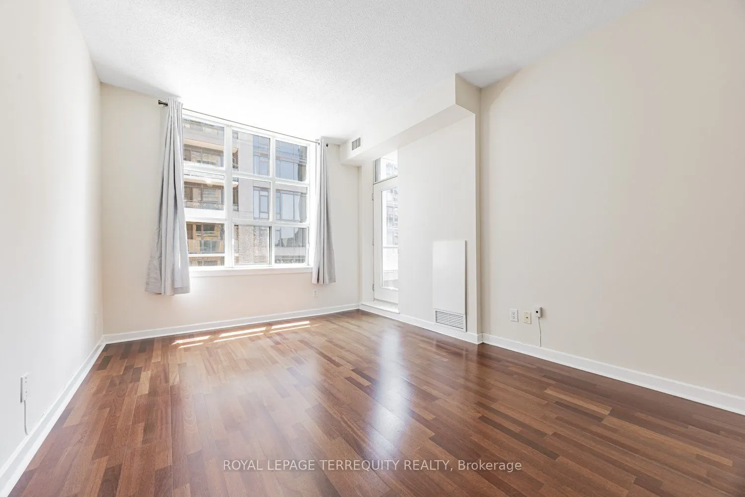 438 Richmond Street W, #722
