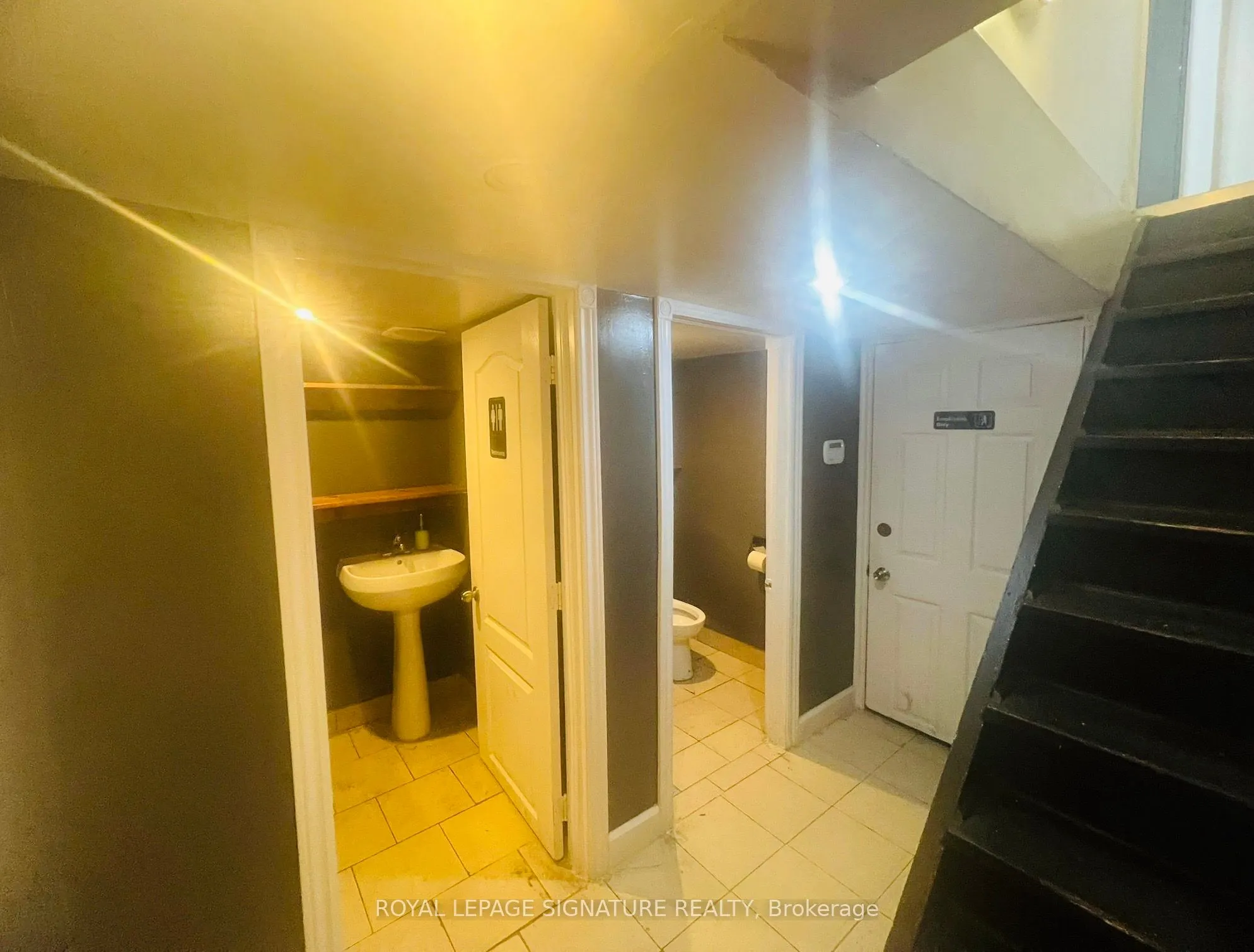761 Dundas Street W